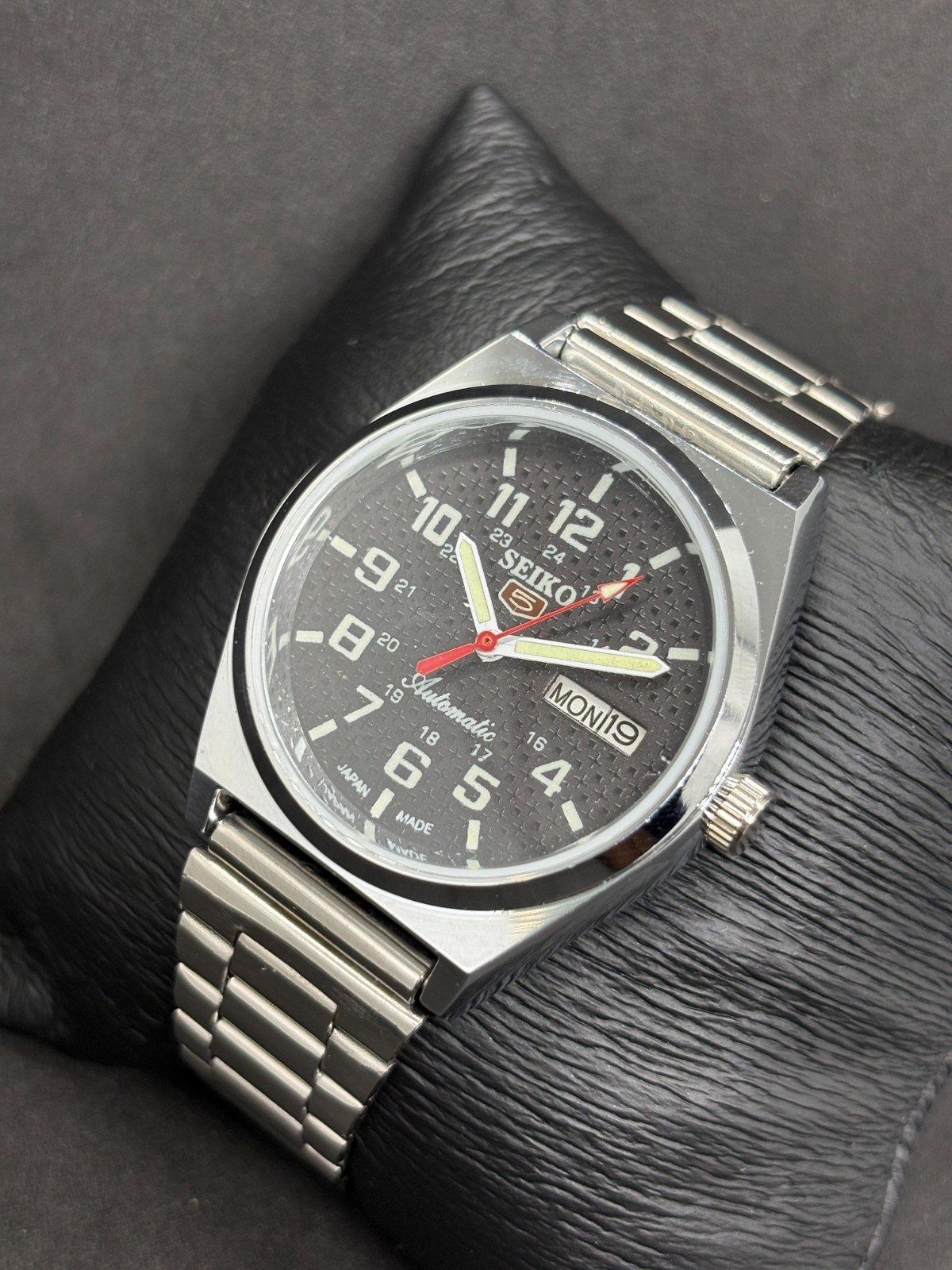 Vintage Seiko 5 Automatic Day/Date Japanese Men’s Wrist Watch