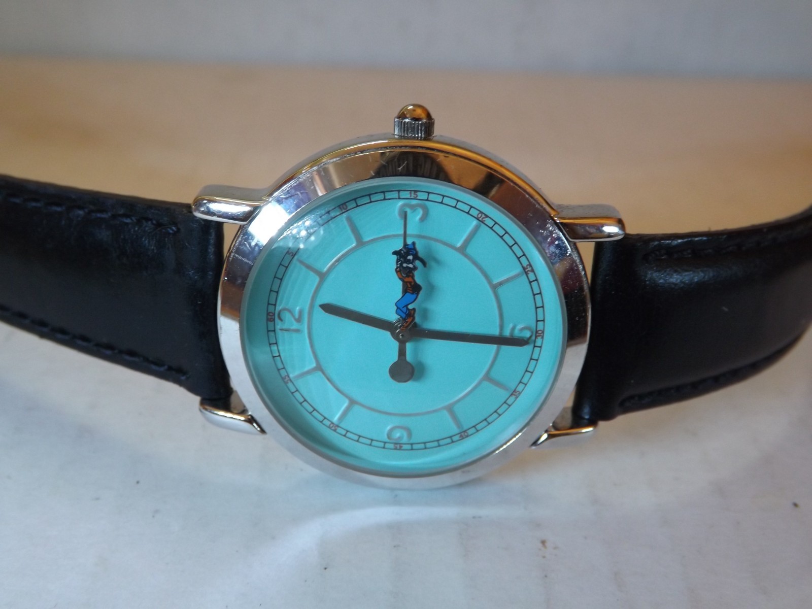Disney Fossil Mens Mickey Mouse (Goofy) Watch (Goofy Rotating Second Hand) – New