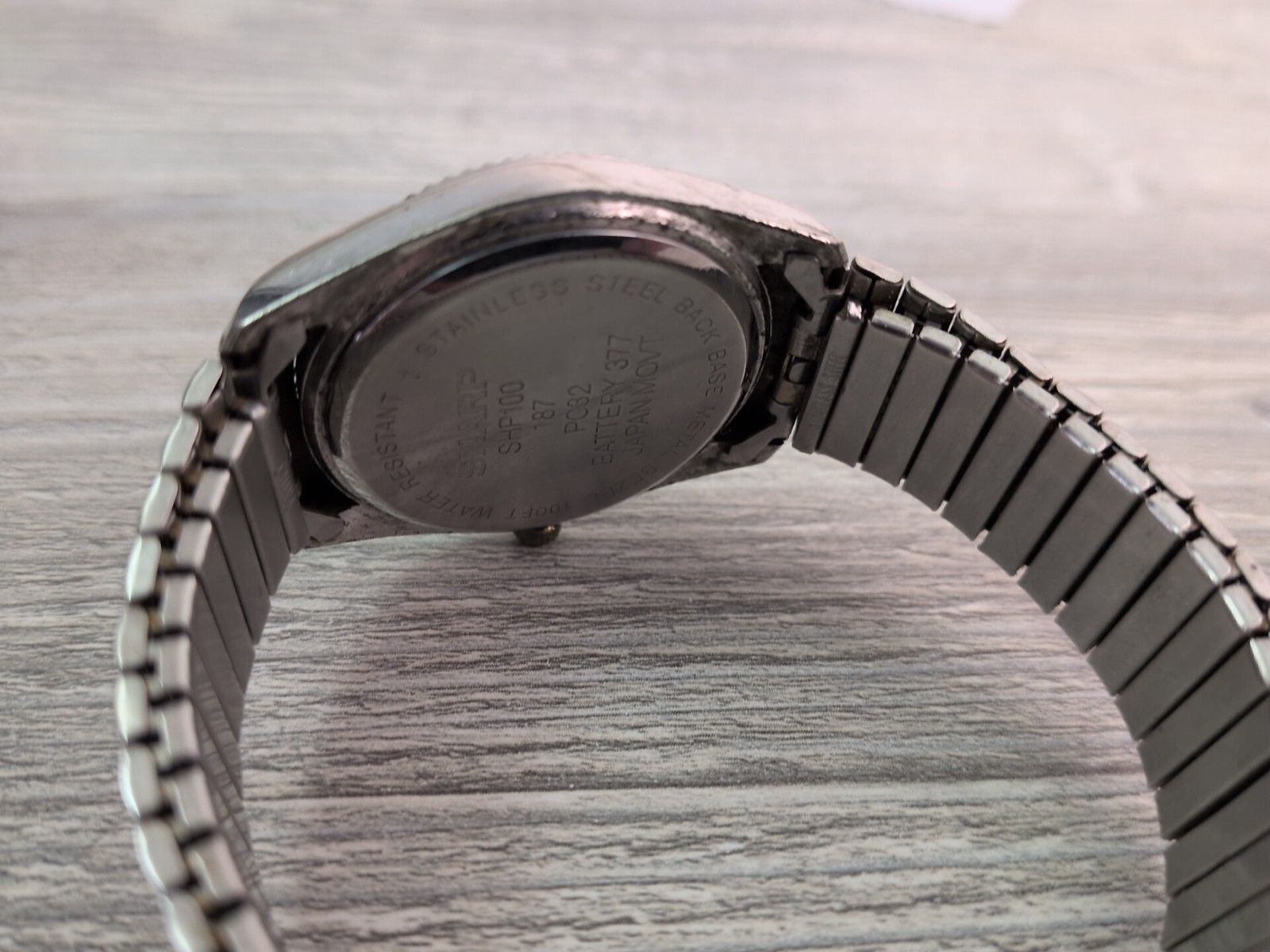 Sharp Mens Watch w/Date Indicator 100 Feet Water Resistant Gold & Silver NICE