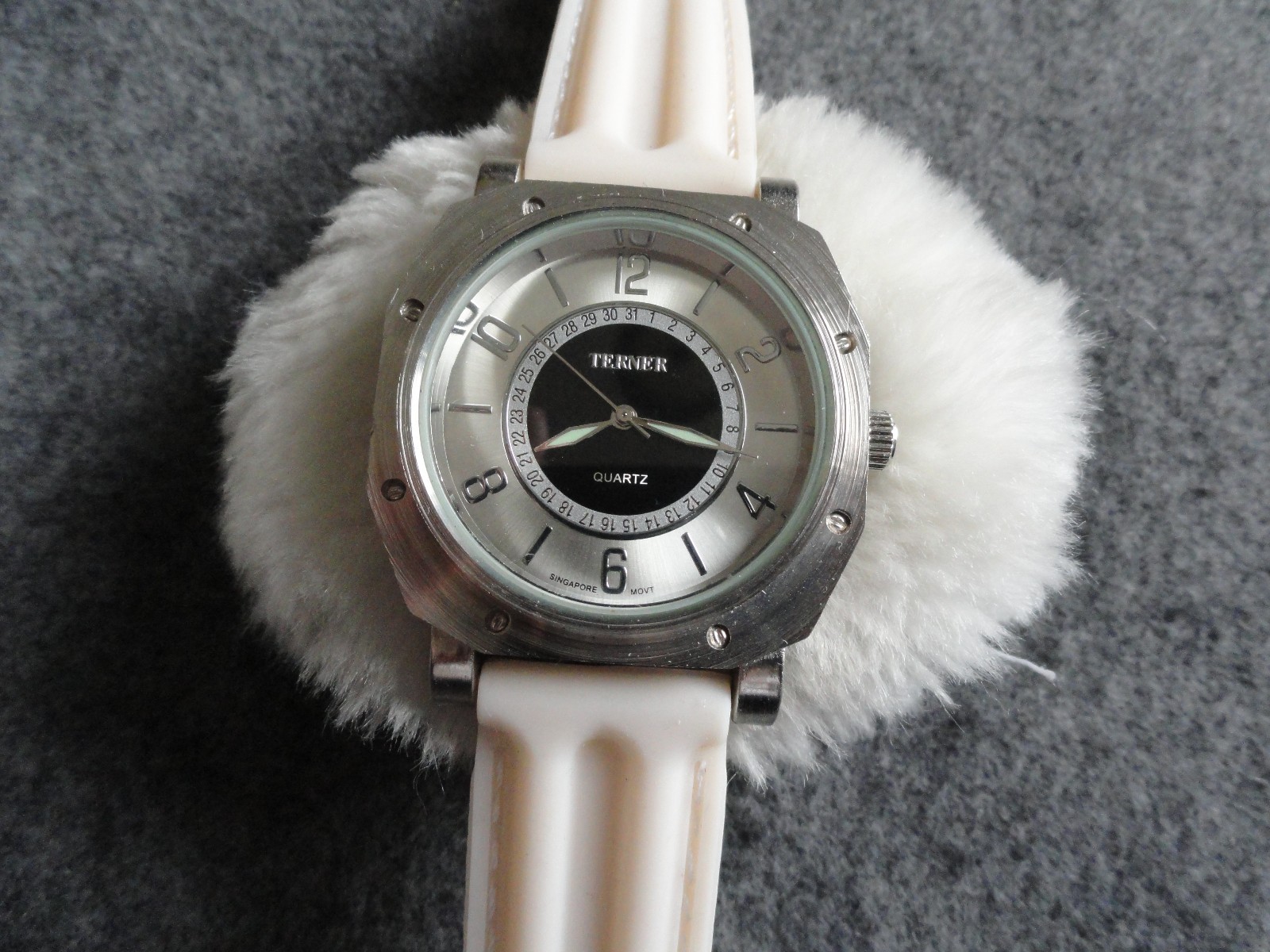 New – Terner Quartz Watch with an Off-White Band