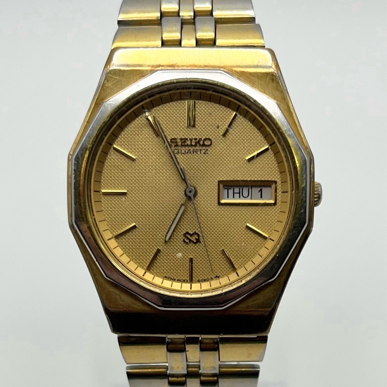 Seiko SQ Quartz 8C23-6059 Octagonal Day Date Gold Tone Textured Dial VTG P/R