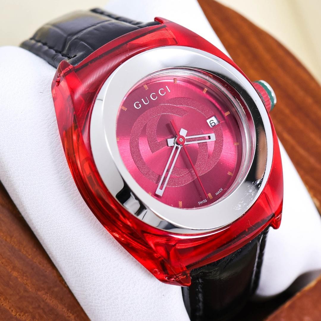 GUCCI Sync 137.3 Red Dial Quartz Watch Excellent Condition