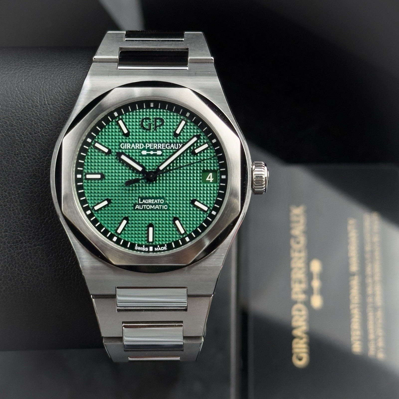 2025 Girard-Perregaux Laureato Green Dail 42mm 81010-11-3153-1CM Complete Set