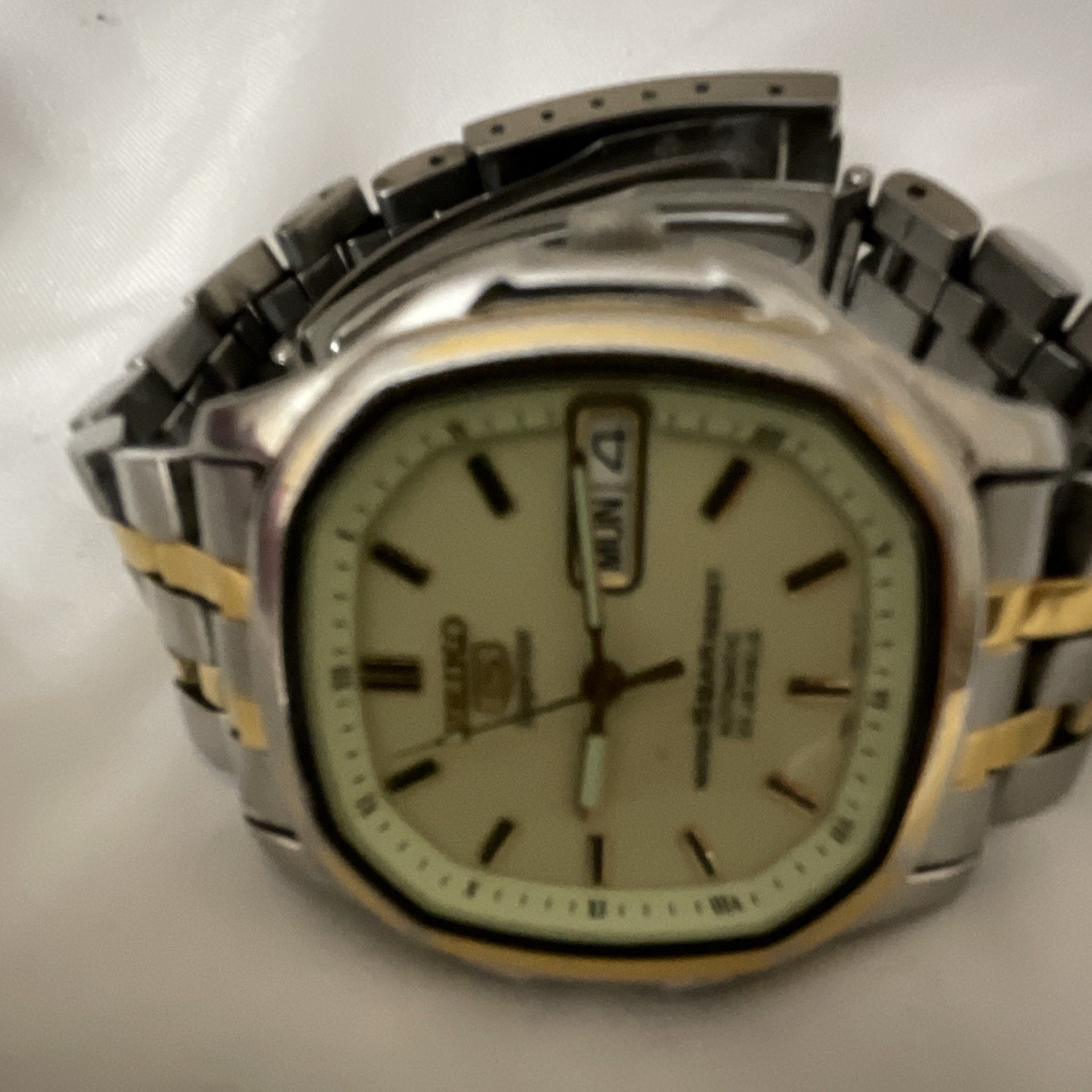 Seiko 5 Men’s Automatic Day/Date 23J Two-Tone SS Beige Dial 30m Vintage