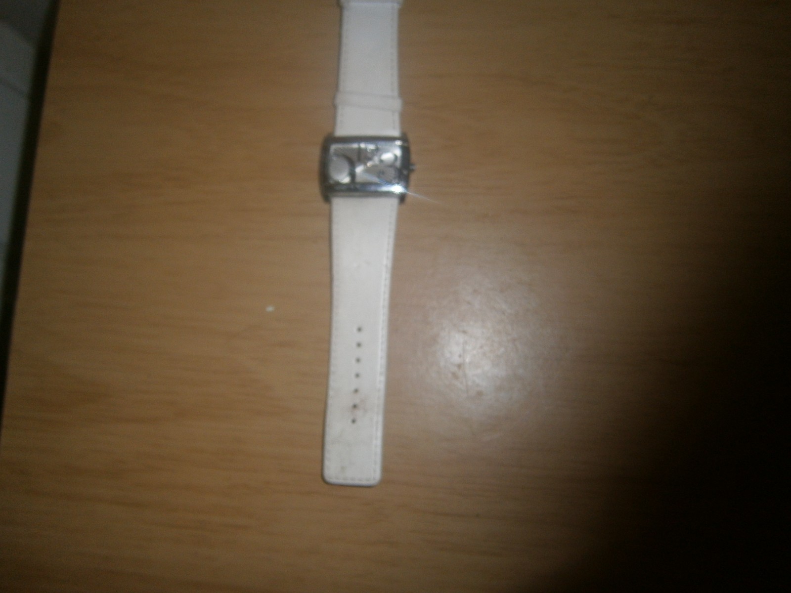 Mid 2000’s off white faux leather ‘Claire’s’ quartz watch 23cm. (E22a3)