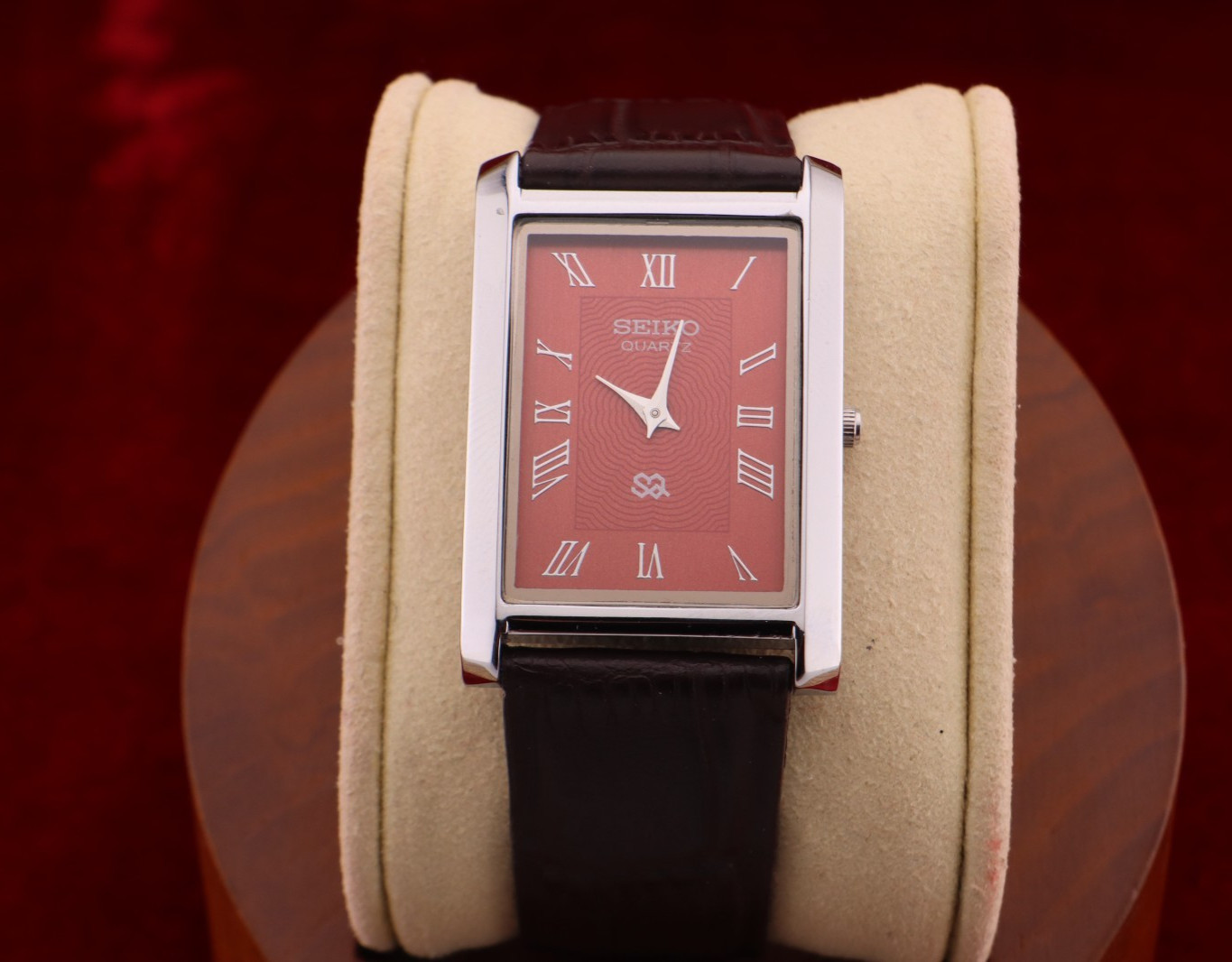 ⌚✨ Vintage Seiko Slim Quartz Gentlemen’s Red Dial ,Dark Brown Dress Watch
