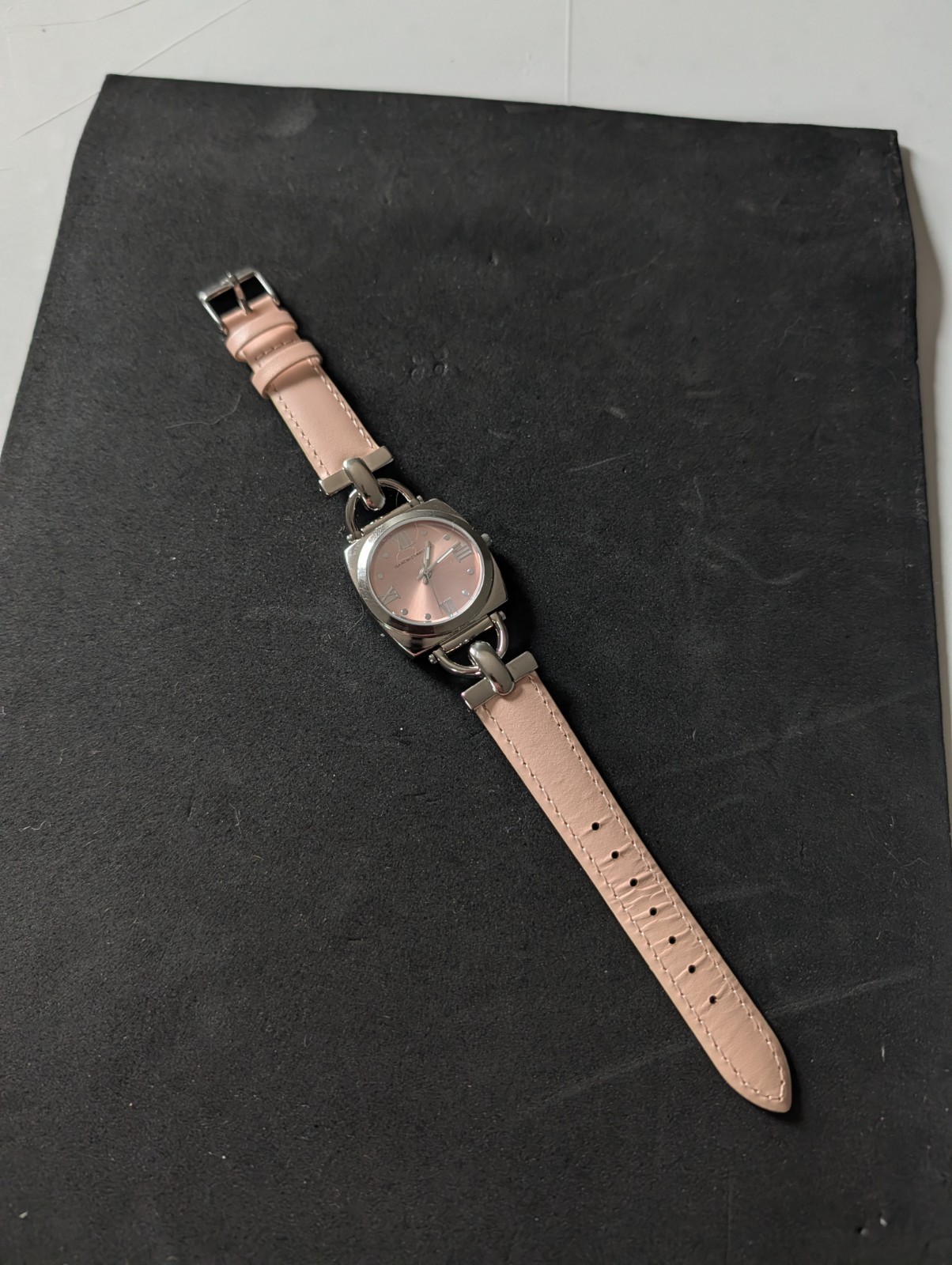 VINTAGE ISAAC MIZRAHI LIVE PREOWNED WATCH LIGHT PINK LEATHERETTE BAND NEW BAT