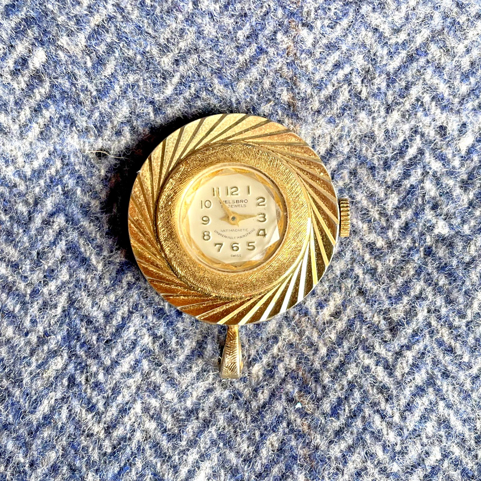Vintage Welsbro 17 Jewel Gold Toned Watch Facet Pendant Necklace Winding Runs