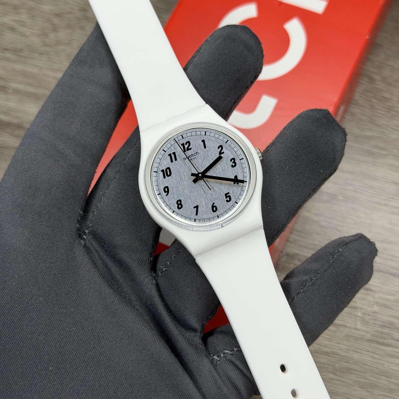 NEW✅ Swatch SOMETHING WHITE White Silver Number Dial Women’s 34mm Watch GW194
