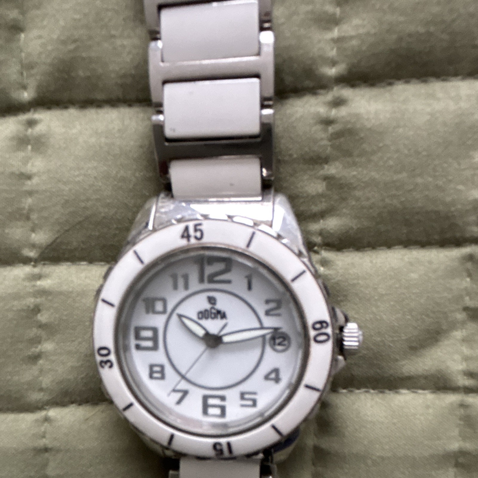 Women’s Silver-Tone Quartz Analog Wristwatch, Metal Bracelet, 28mm White Dial