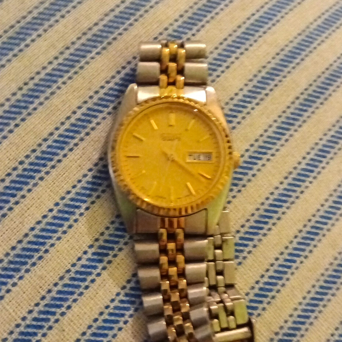 Two-Tone Gold/Silver Analog Wristwatch Metal Bracelet Gold Dial Day/Date