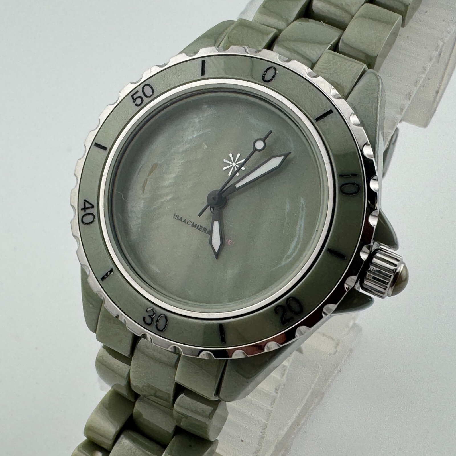Isaac Mizrahi Quartz Watch Men 30m Green Ceramic Fixed Bezel New Battery 6″