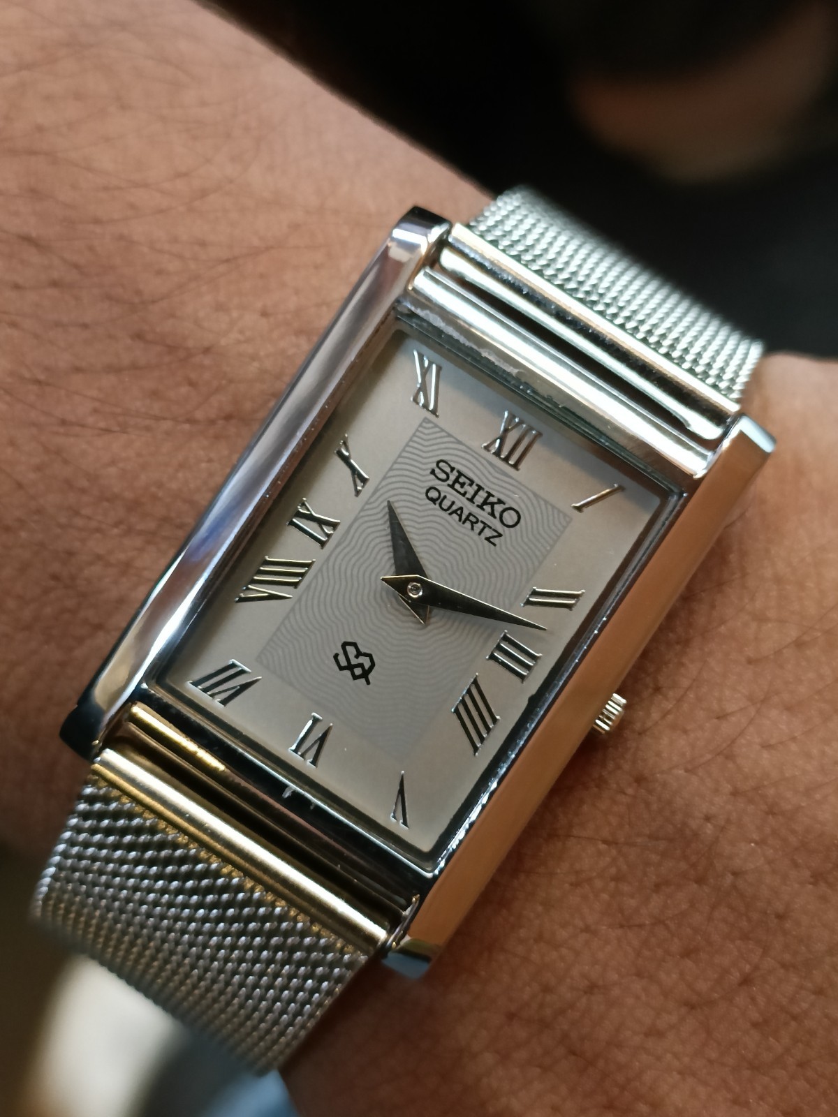 VINTAGE SEIKO SLIM QUARTZ GRAY DIAL JAPAN MEN’S WORKING DRESS WATCH