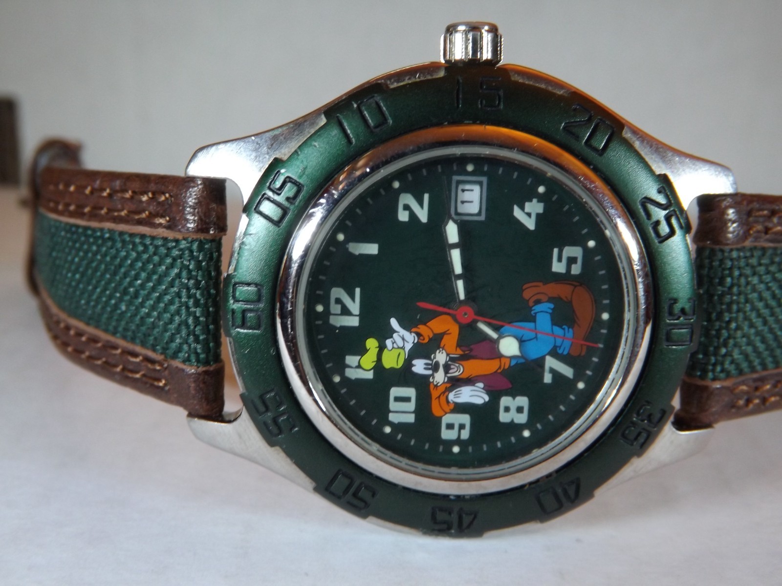 Disney Store Mens Mickey Mouse (Goofy) Watch (Date Window)(Leather/Fabric)HF-New