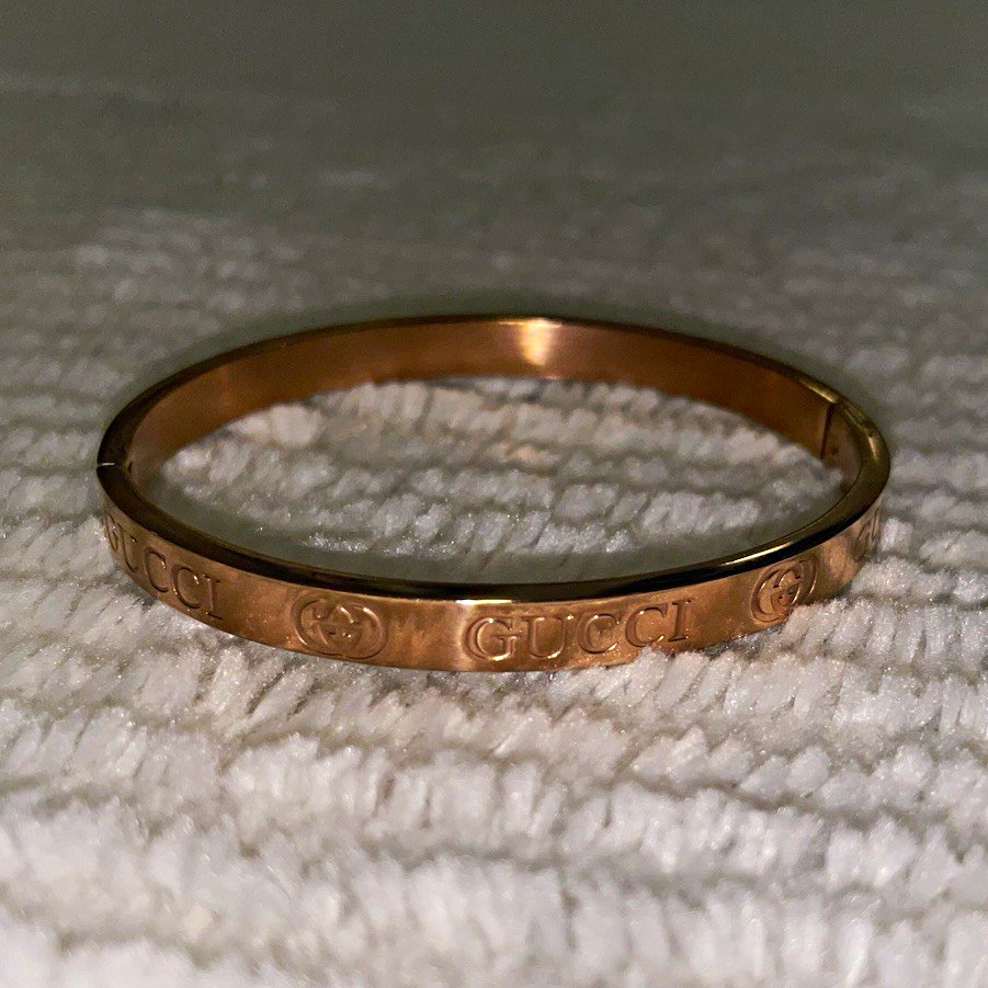 Gucci 9000L Women’s Gold Bracelet Watch Silver Dial Quartz 25mm 30m Vintage