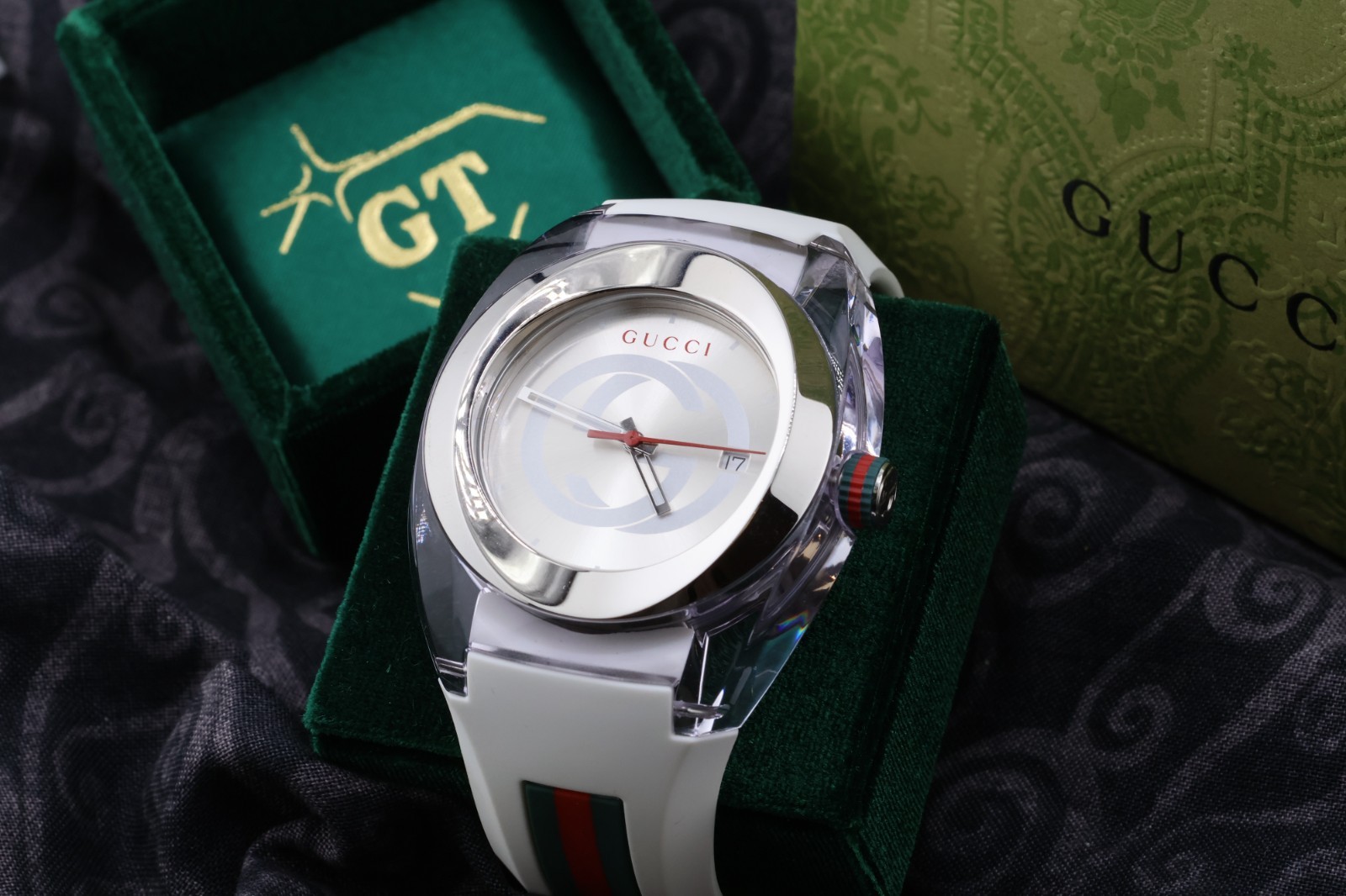 Gucci Sync Unisex Silicone Strap Watch – Silver