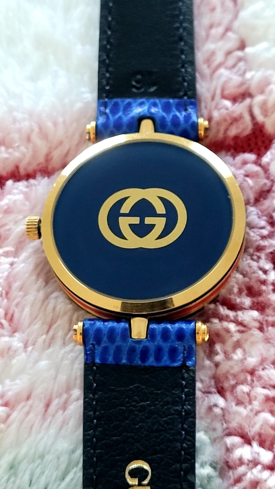 Gucci 2000M,Authentic,Unique,Beautiful,Scratch Free Crystal,One Of A Kind,30 MM.