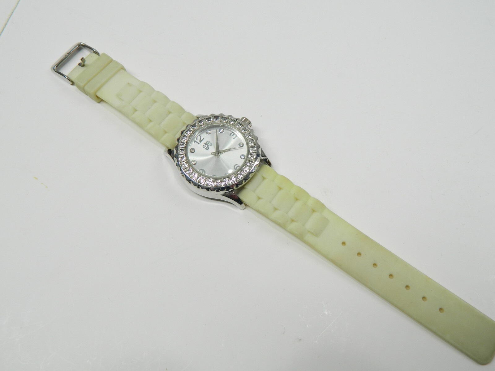 Silver tone with clear rhinestone encircled around face silicon band lad’s watch