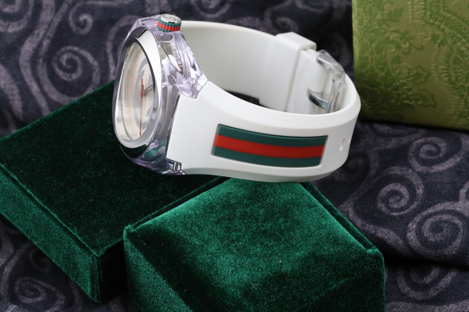 Gucci Sync Unisex Silicone Strap Watch – Silver
