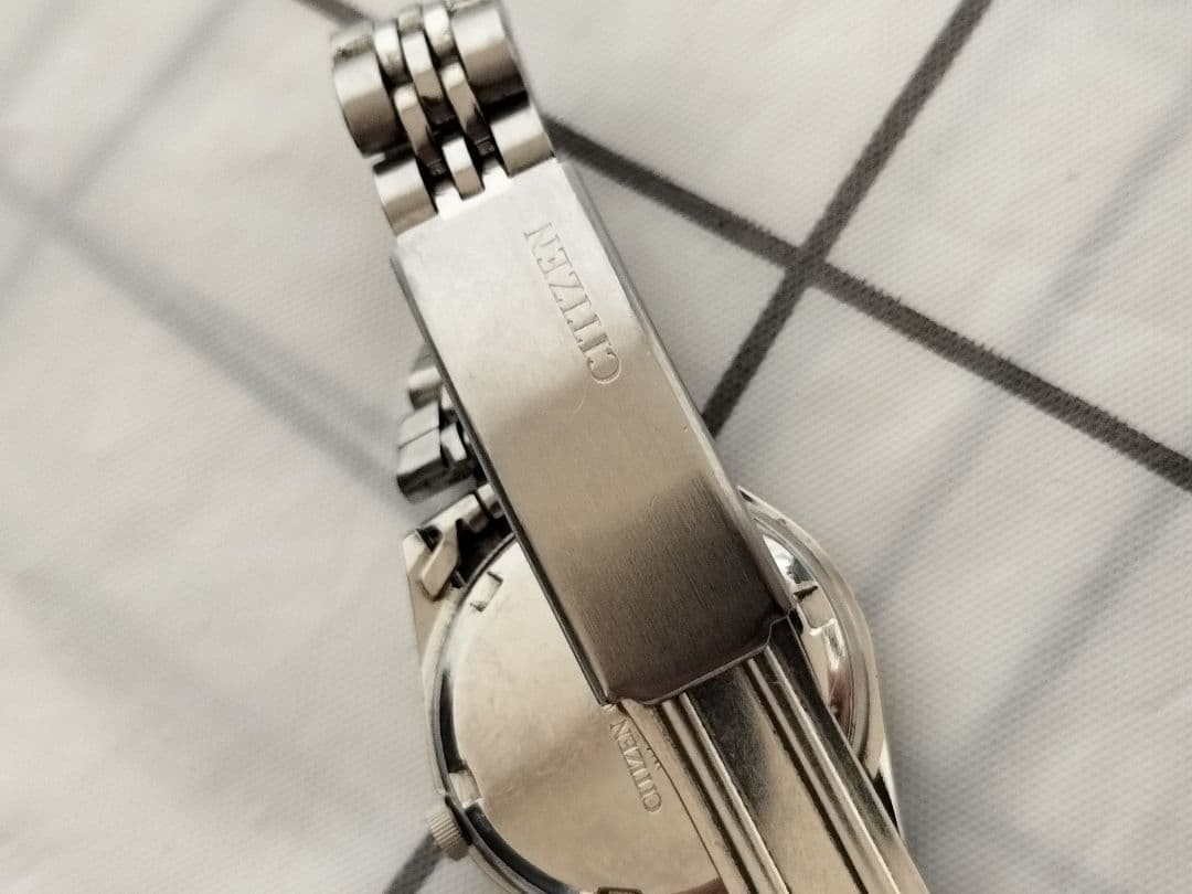 Excellent condition CITIZEN quartz day-date watch with cut glass, model 6000.