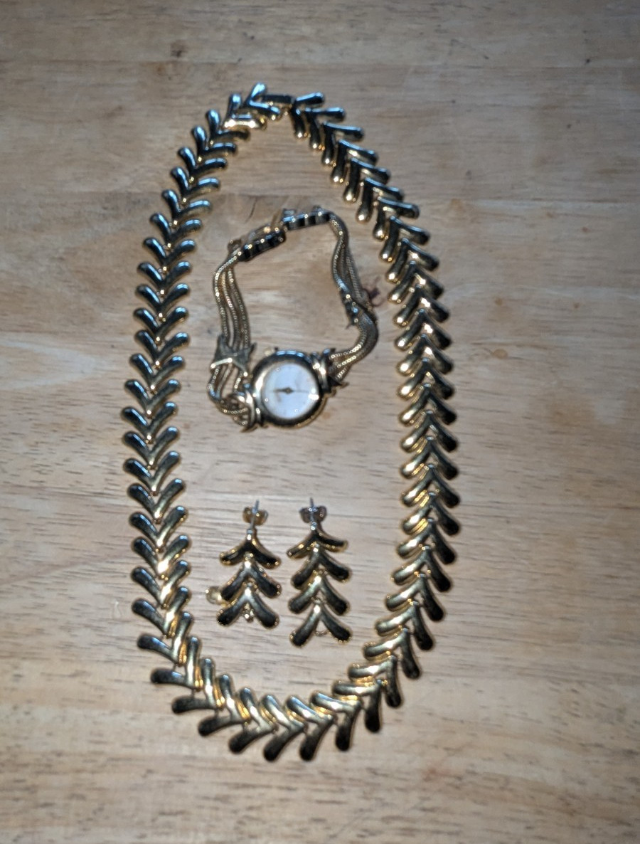 Women’s Gold Tone Analog Dress Watch Bracelet White Dial w/ Necklace & Earrings