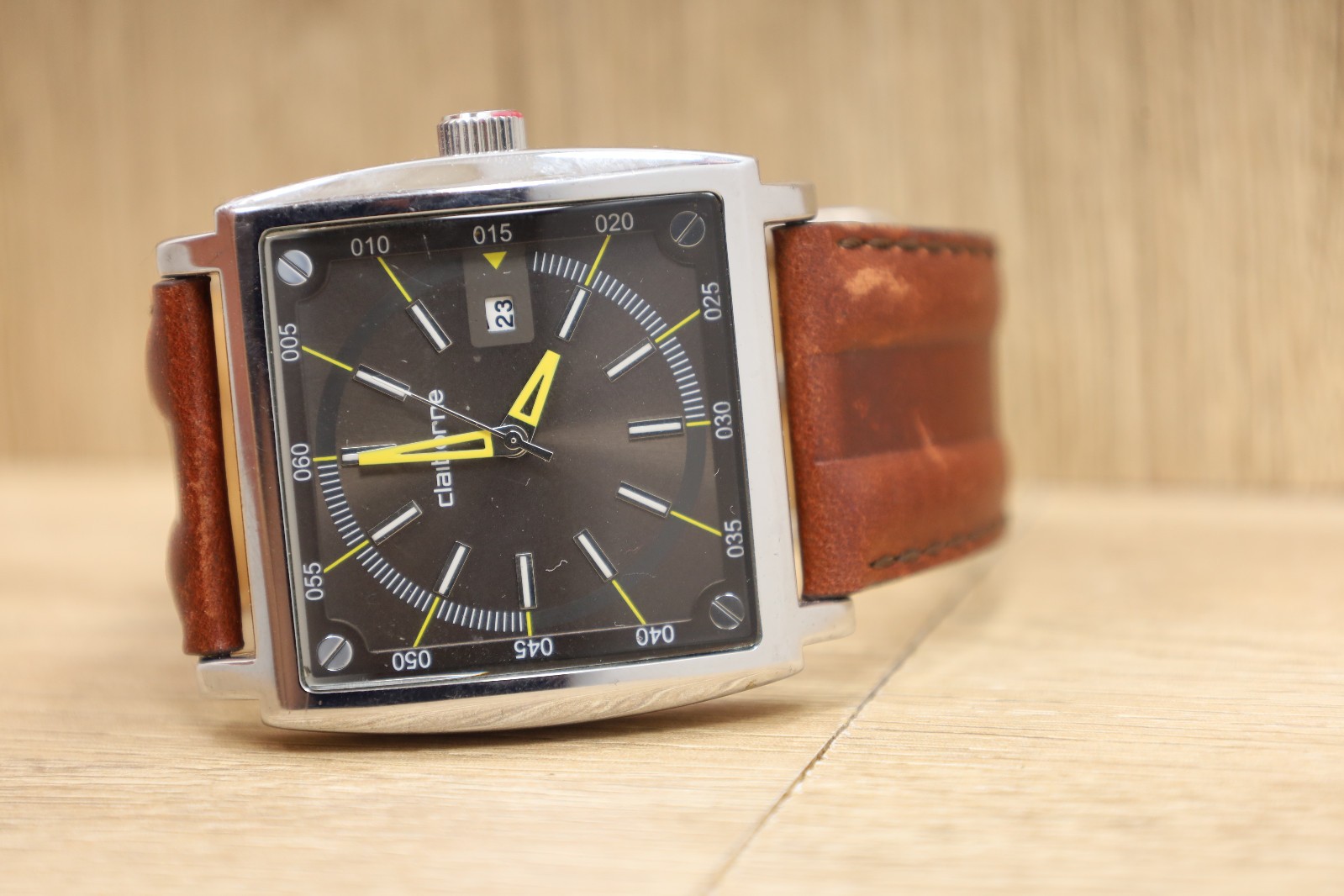 Claiborne Men’s Watch Brown Leather Calendar Clm1038 38.5mm New Batt