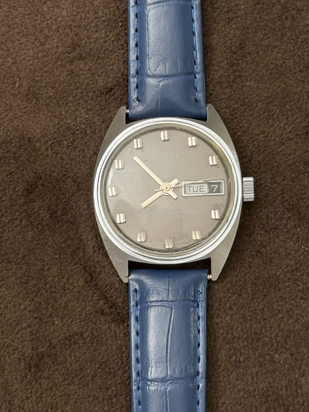 Holiday De Luxe Men’s Manual Wind Day/Date Antimagnetic 17J Gray Dial Blue