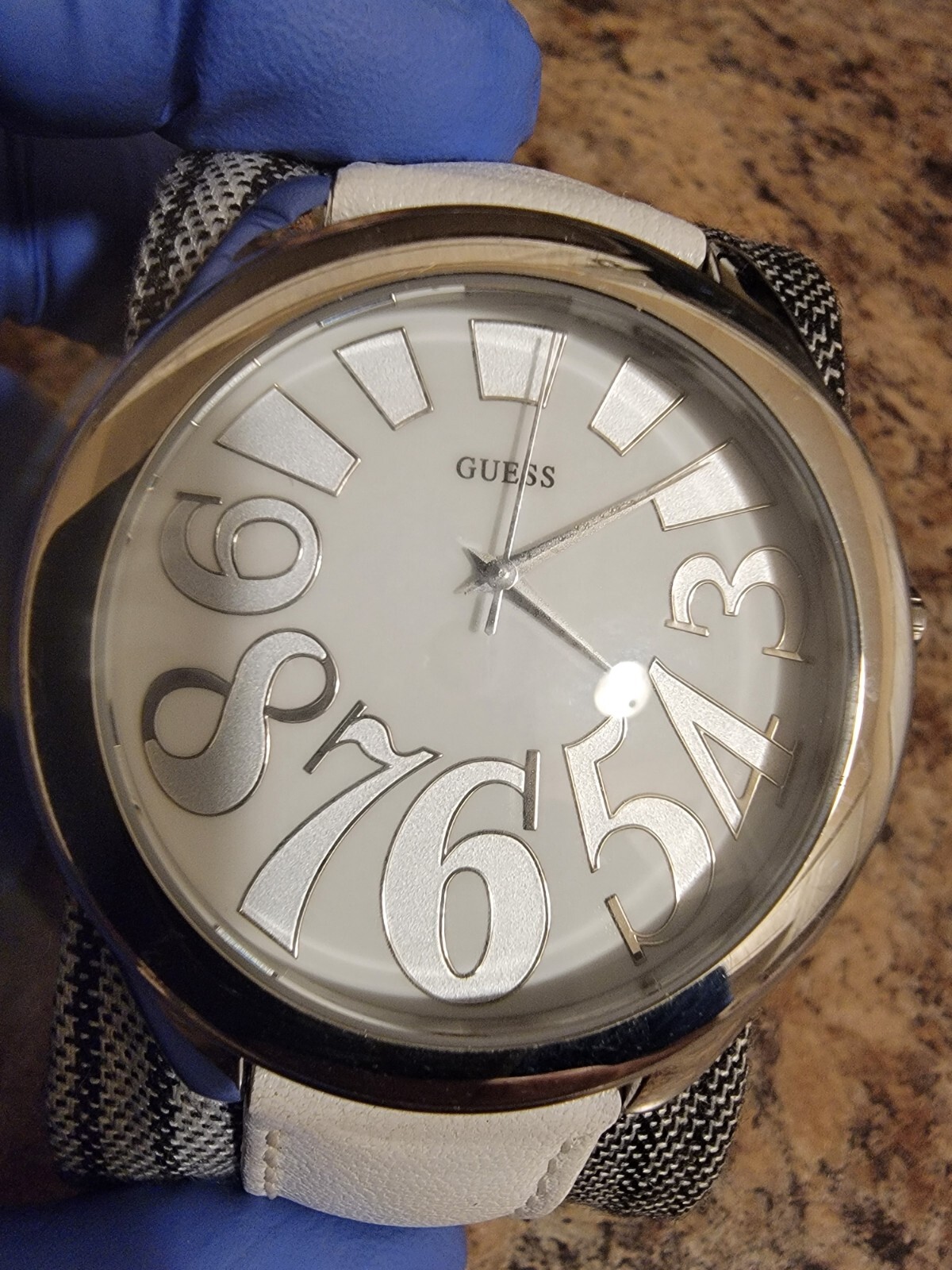 GUESS UNISEX SPORTY SILVER TONE, GENUINE WHITE LEATHER BAND,FLASHY WATCH-G66527L