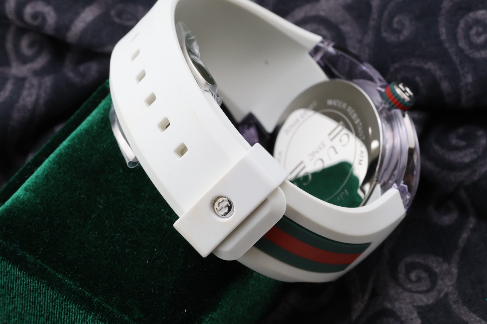 Gucci Sync Unisex Silicone Strap Watch – Silver