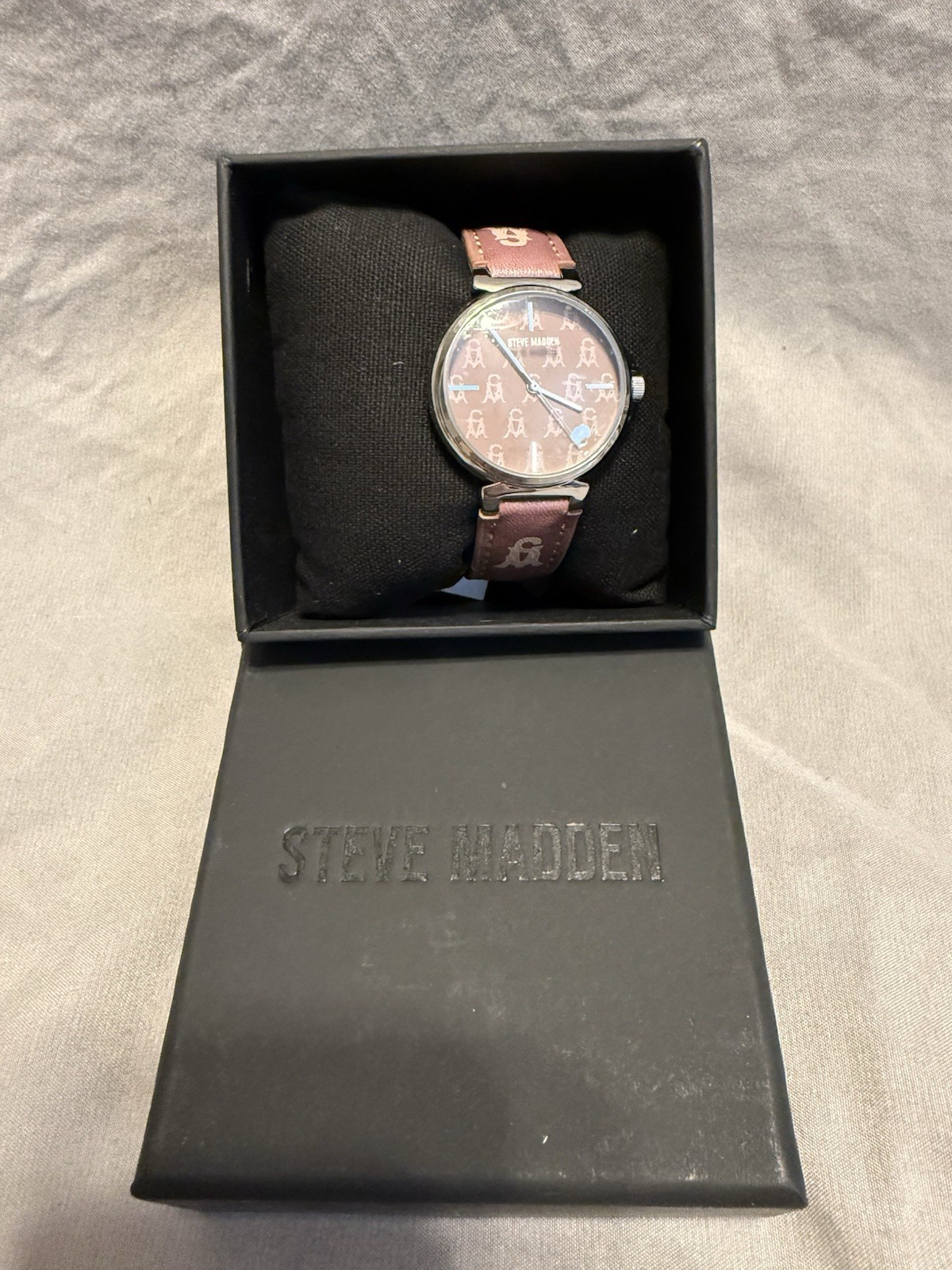 Steve Madden Women’s Quartz Analog Wristwatch Brown Logo Dial Silver Case Box