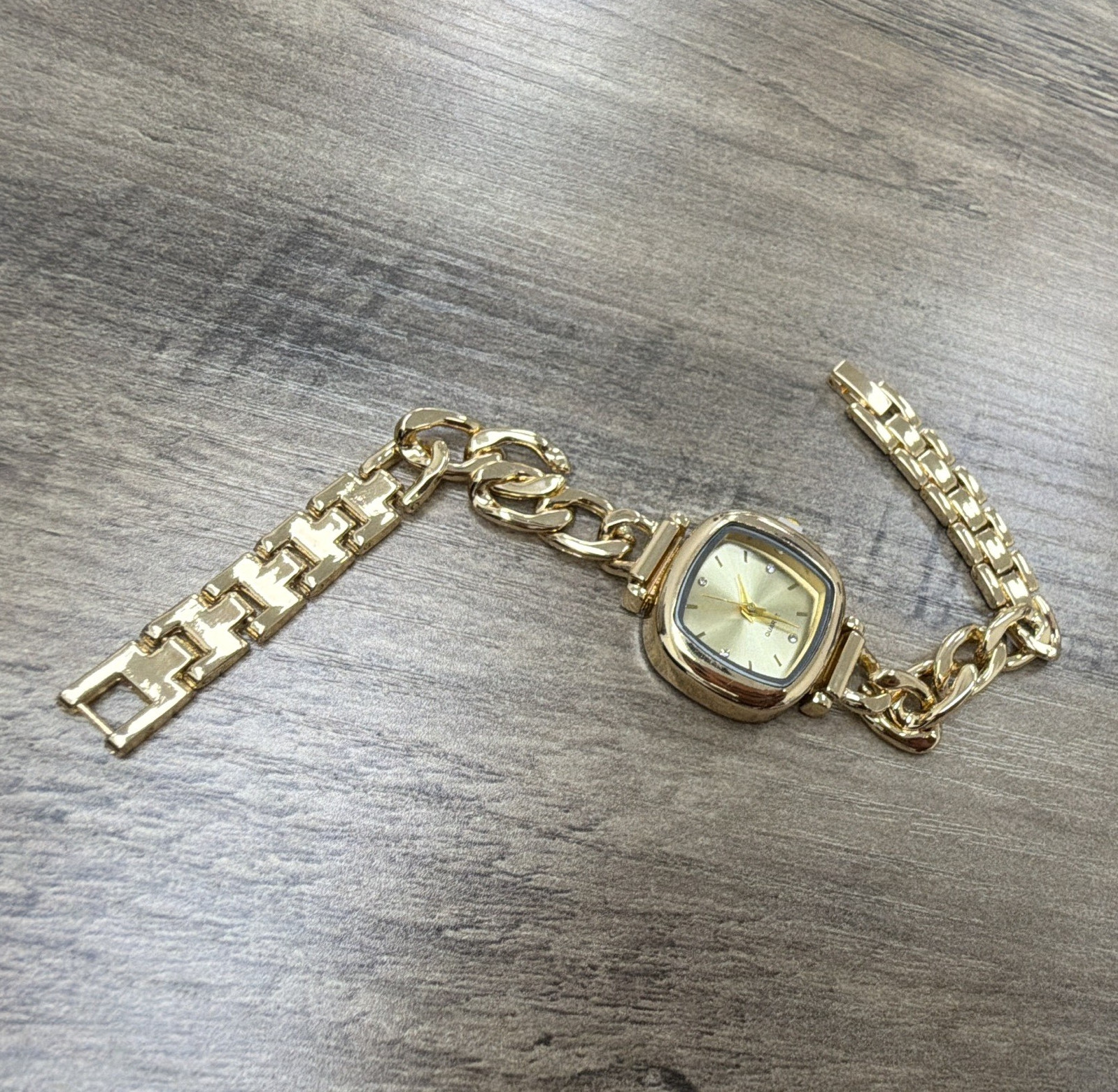 Women’s Quartz Analog Wristwatch Gold Tone Cushion Case Metal Bracelet 12-Hour