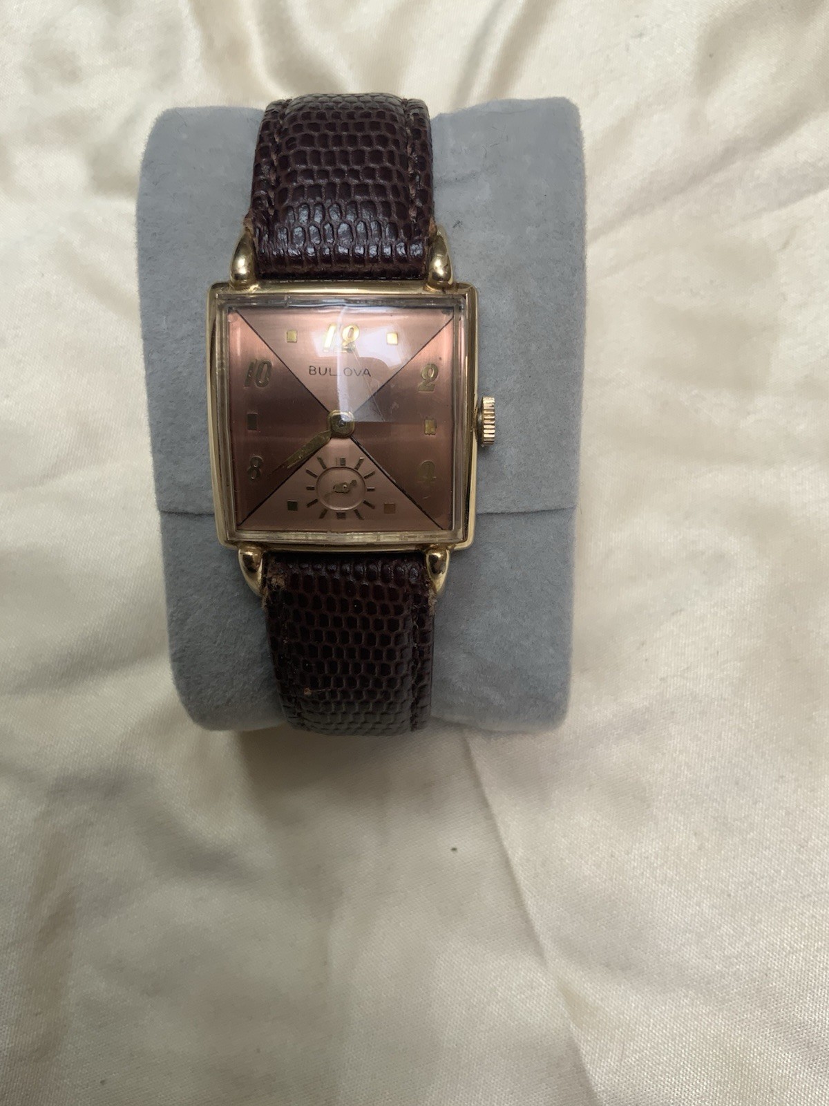 Unique 1950 Bulova Vintage Salmon Dial 17J 10BM Manual Wind Watch Serviced