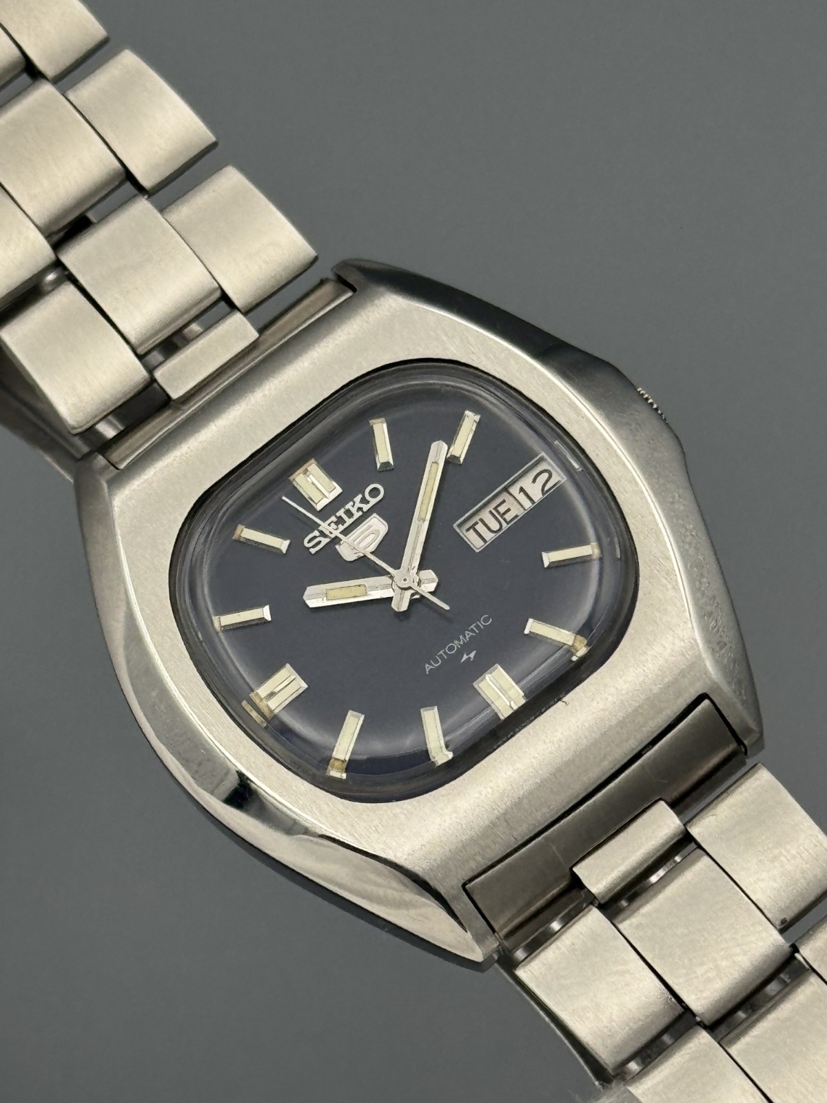 TV Shape Vintage Seiko 5 Automatic Black Dial Day/Date Men’s Wrist Watch Japan