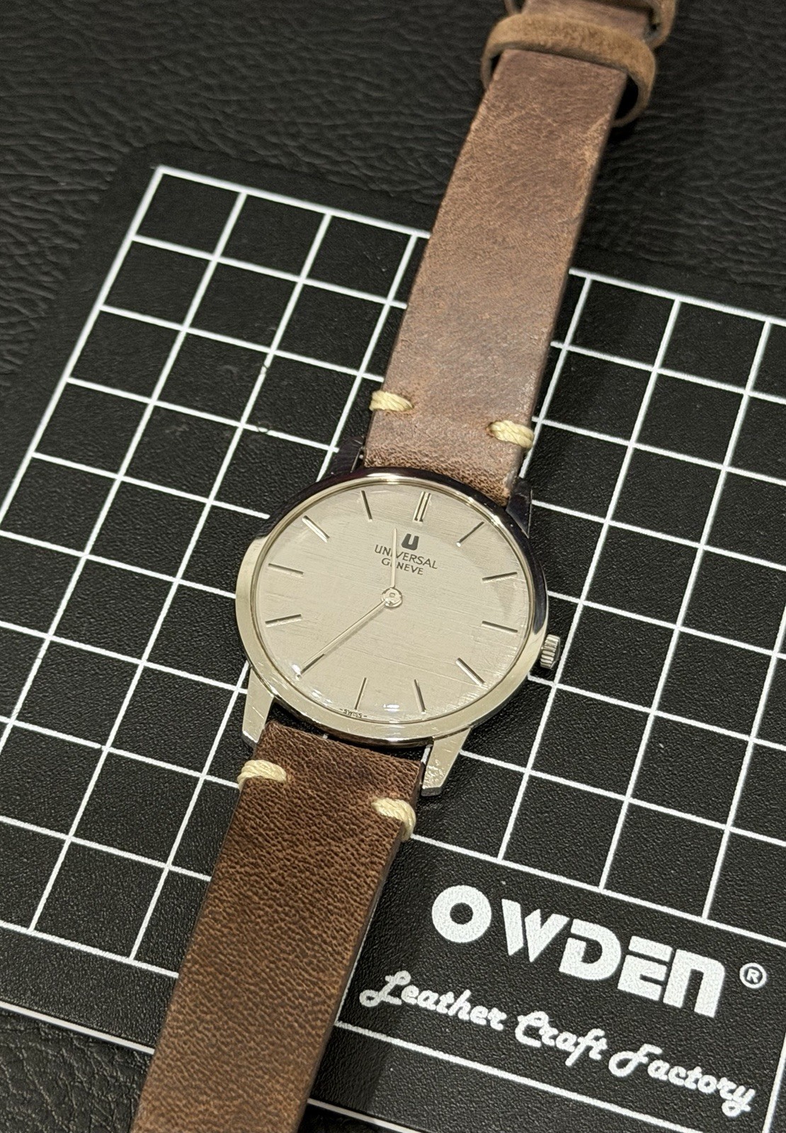 UNIVERSAL GENEVE Watch ULTRA THIN Silver Linen Dial Slim Vintage Swiss Manual