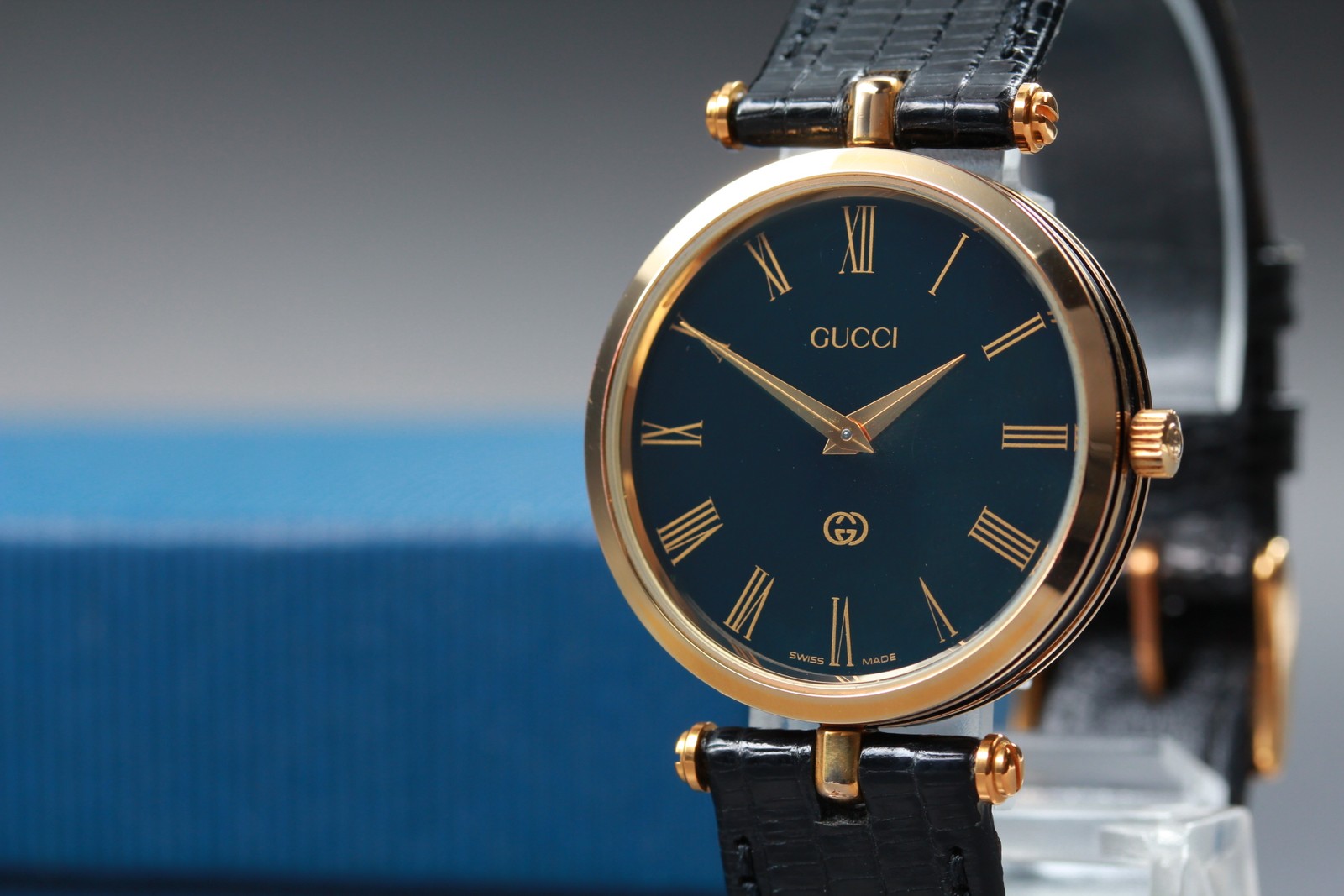 [Near MINT] Vintage Gucci 2000M Gold Black 30mm Roman Dial Mens Qz Watch JAPAN
