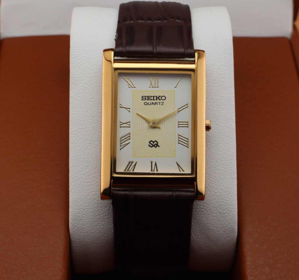 Vintage Seiko Slim Quartz Men’s Wrist Watch White Dial with Dark Brown Strap.