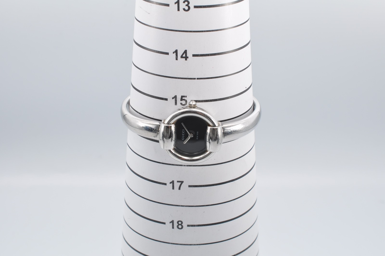GUCCI 1400L Quartz Analog Silver Bangle Watch w-11113