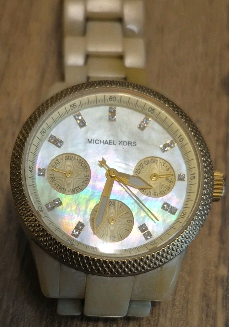 MICHAEL KORS MK5400 BEIGE RESIN PLASTIC WOMEN’S WATCH. Needs Battery.