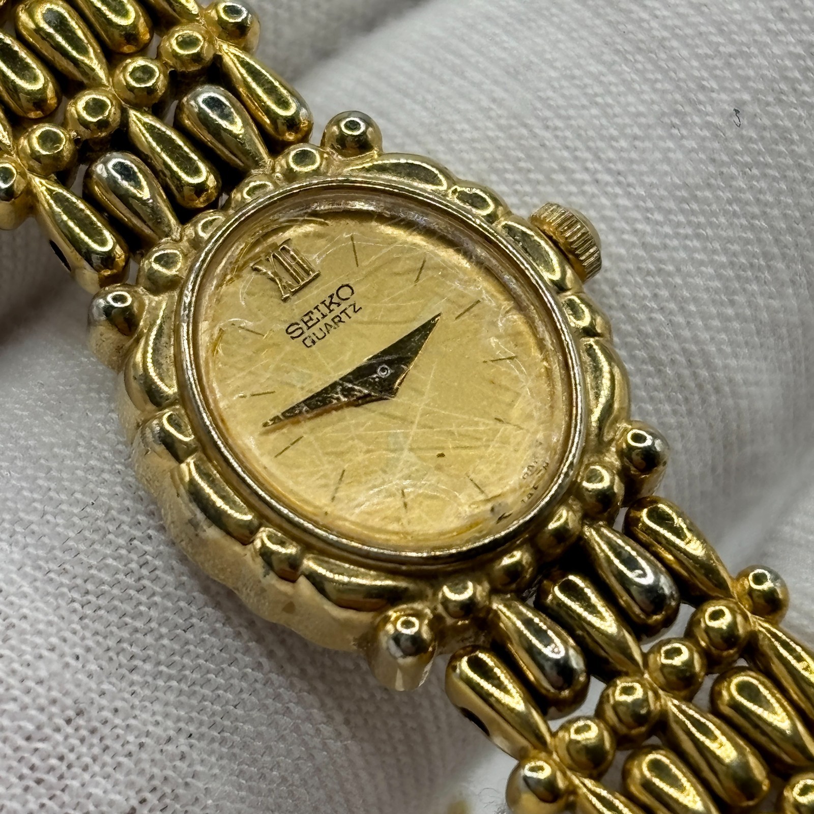 Vintage Seiko Quartz E20-5960 Gold Tone Bracelet Watch Linen Dial Roman XII