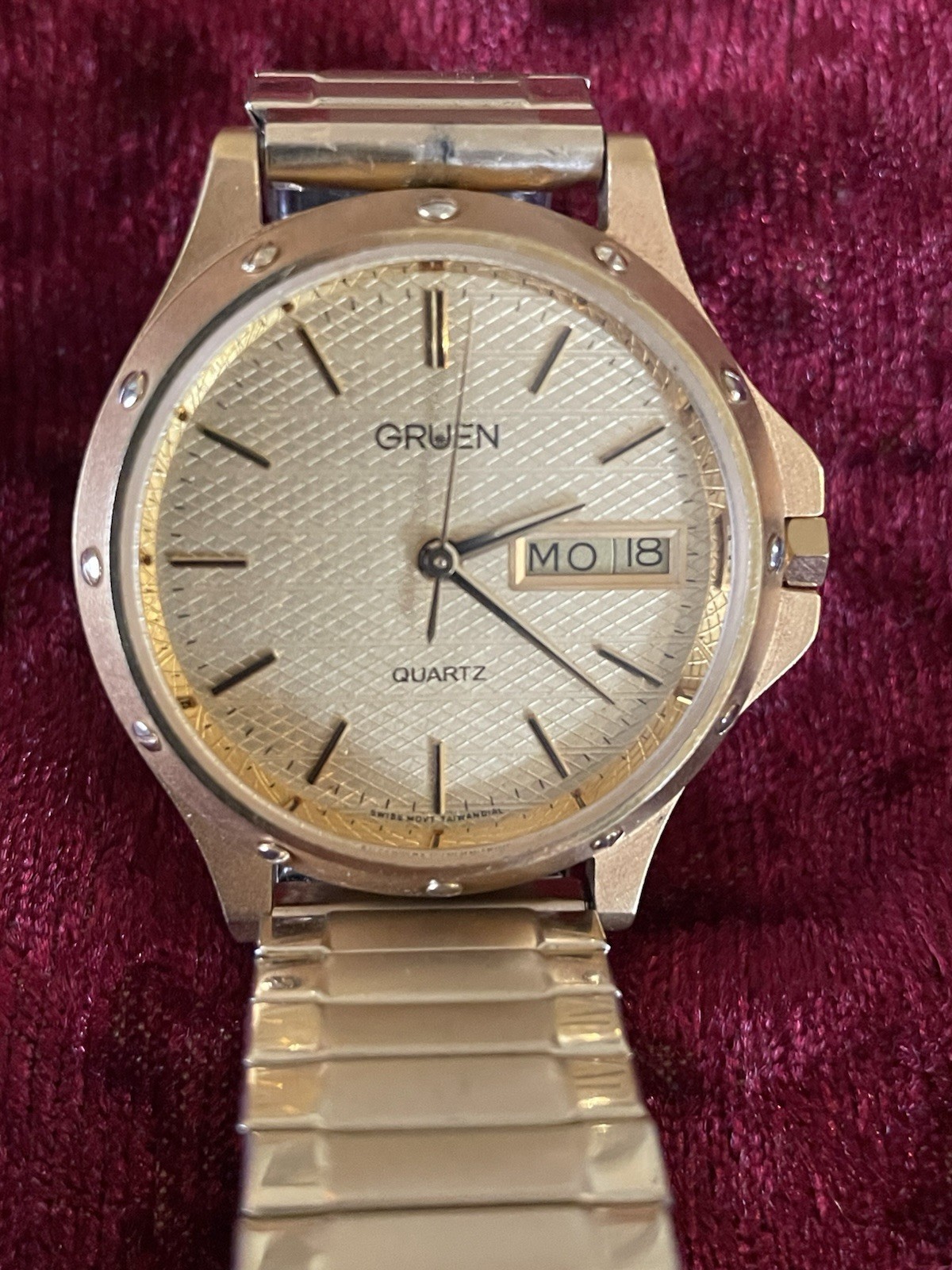 Gruen Quartz Men’s Gold Tone Day/Date Watch Stainless Steel working new battery