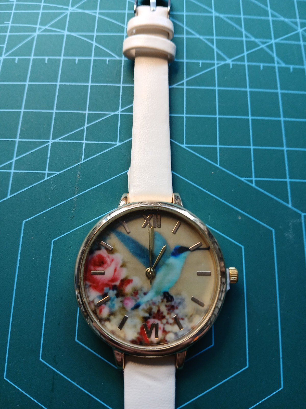 Hummingbird Quartz Dress Wristwatch – White leatherette strap – New unworn