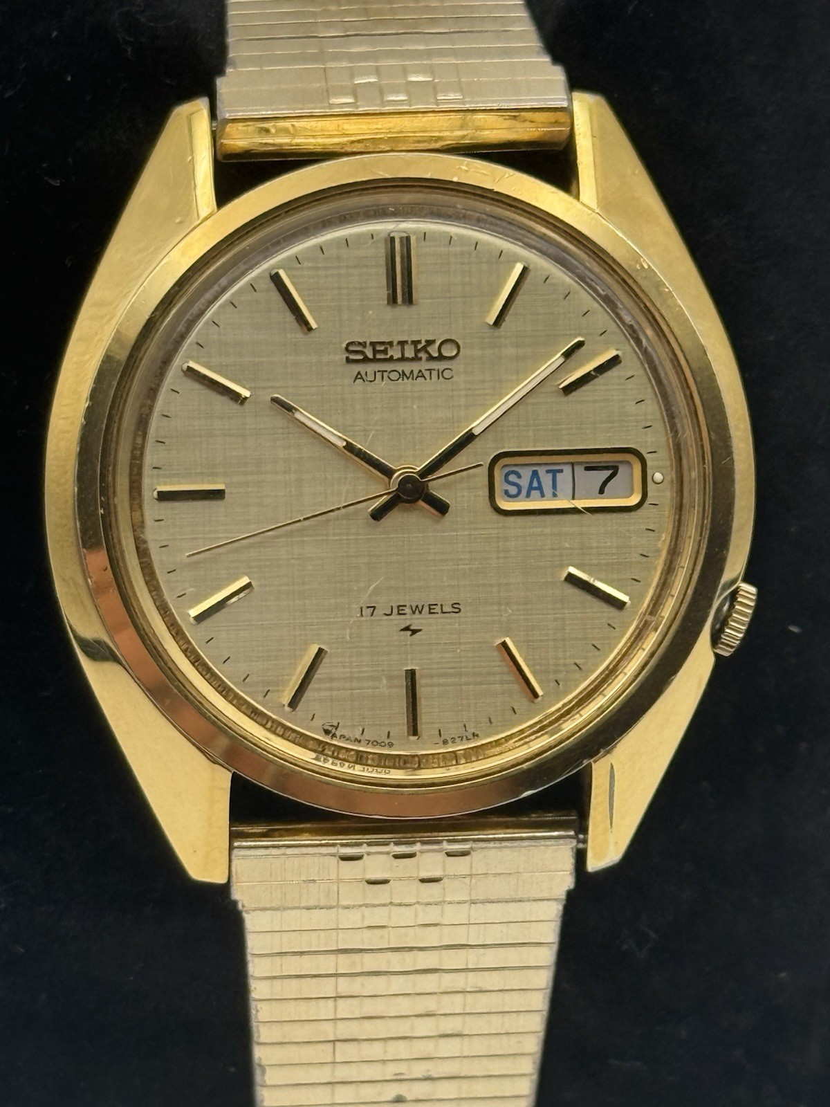 Vintage Seiko 7009-8279 Automatic 17J Linen Dial Day Date Gold Tone 37mm Japan