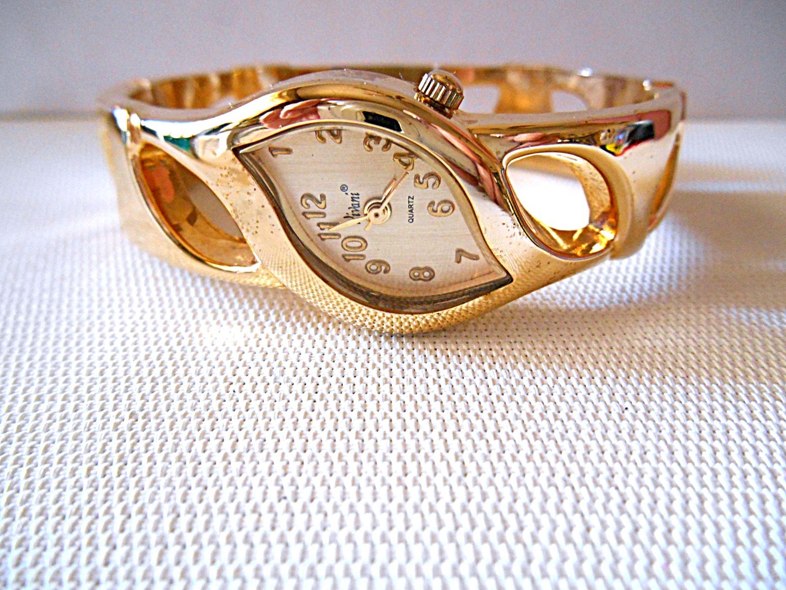 VIVANI K1110 Accutime Watch Corp. Goldtone Clamper Bracelet Watch – New Battery