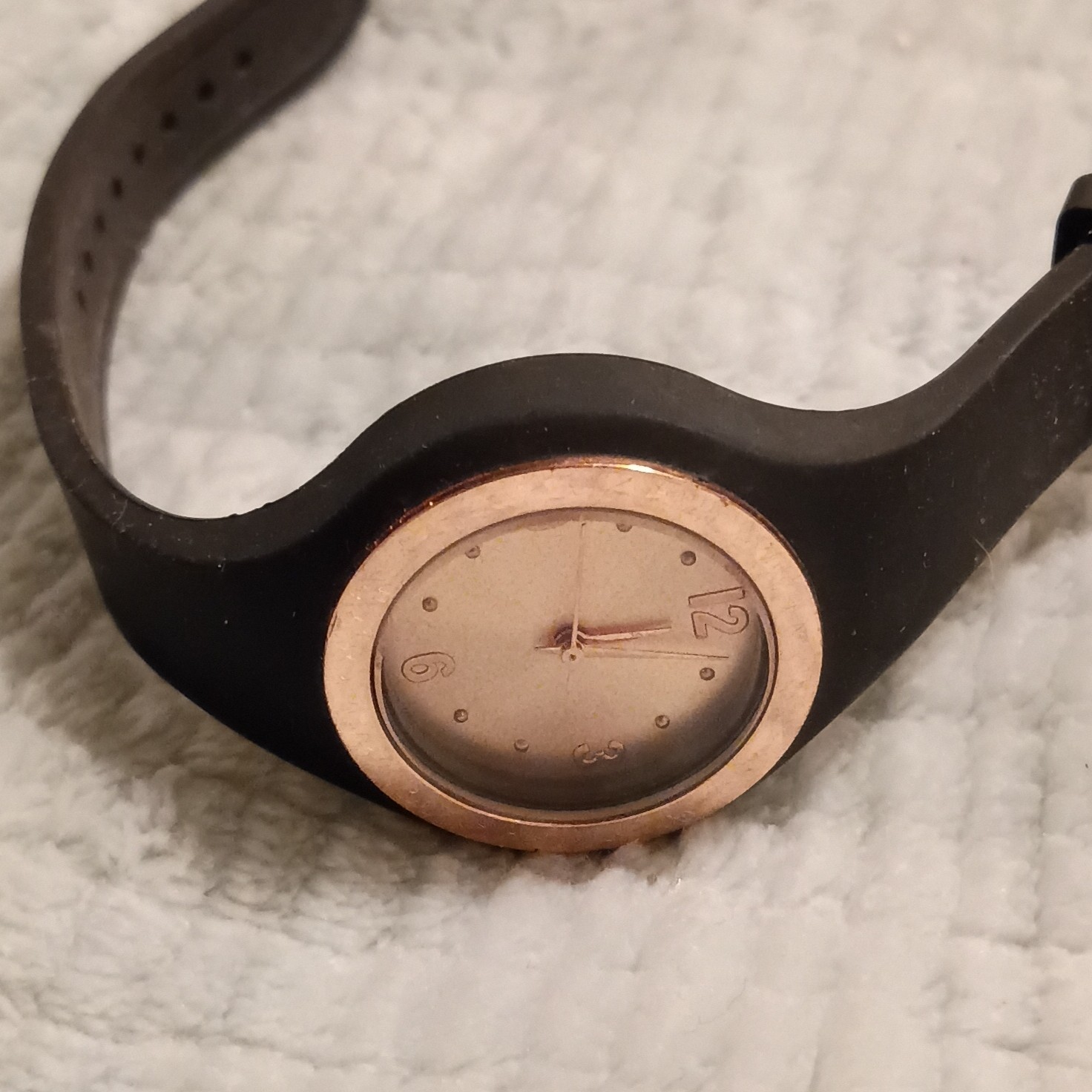 FMD Round Analog Quartz Wristwatch, Black Rubber Band Rose Gold Case Dot Indexes