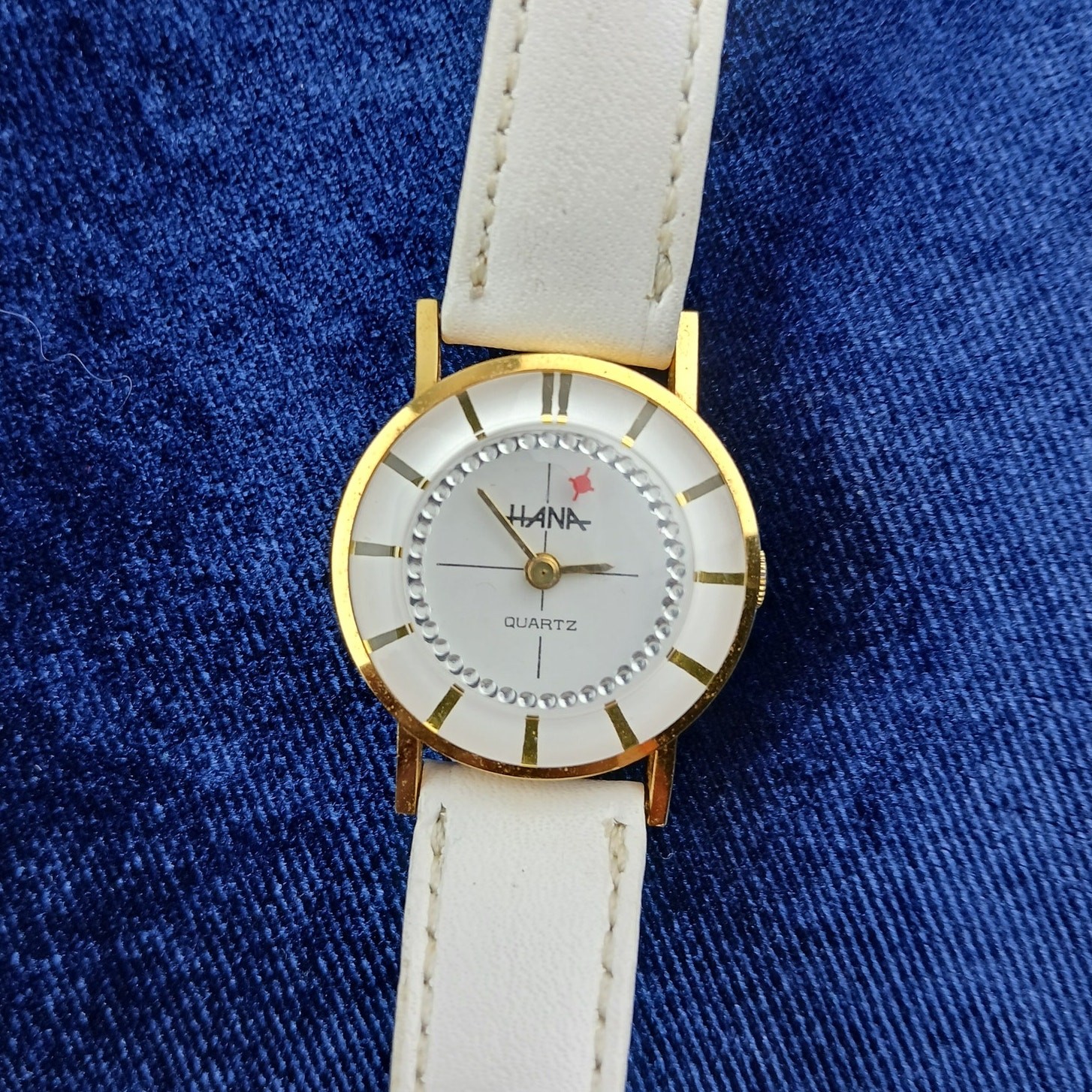 Hana Quartz Ladies Analog Wrist Watch white band numberless face works great