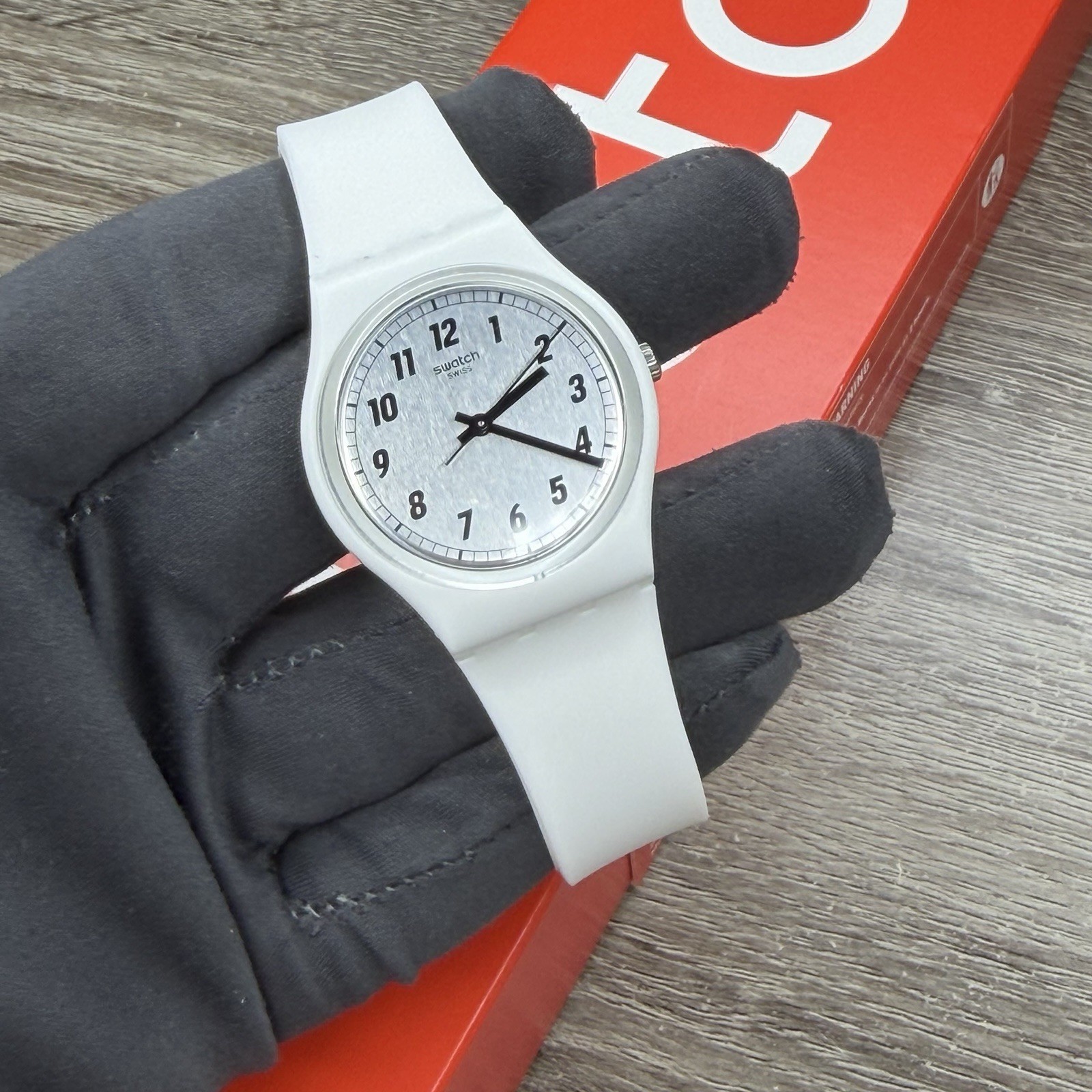 NEW✅ Swatch SOMETHING WHITE White Silver Number Dial Women’s 34mm Watch GW194