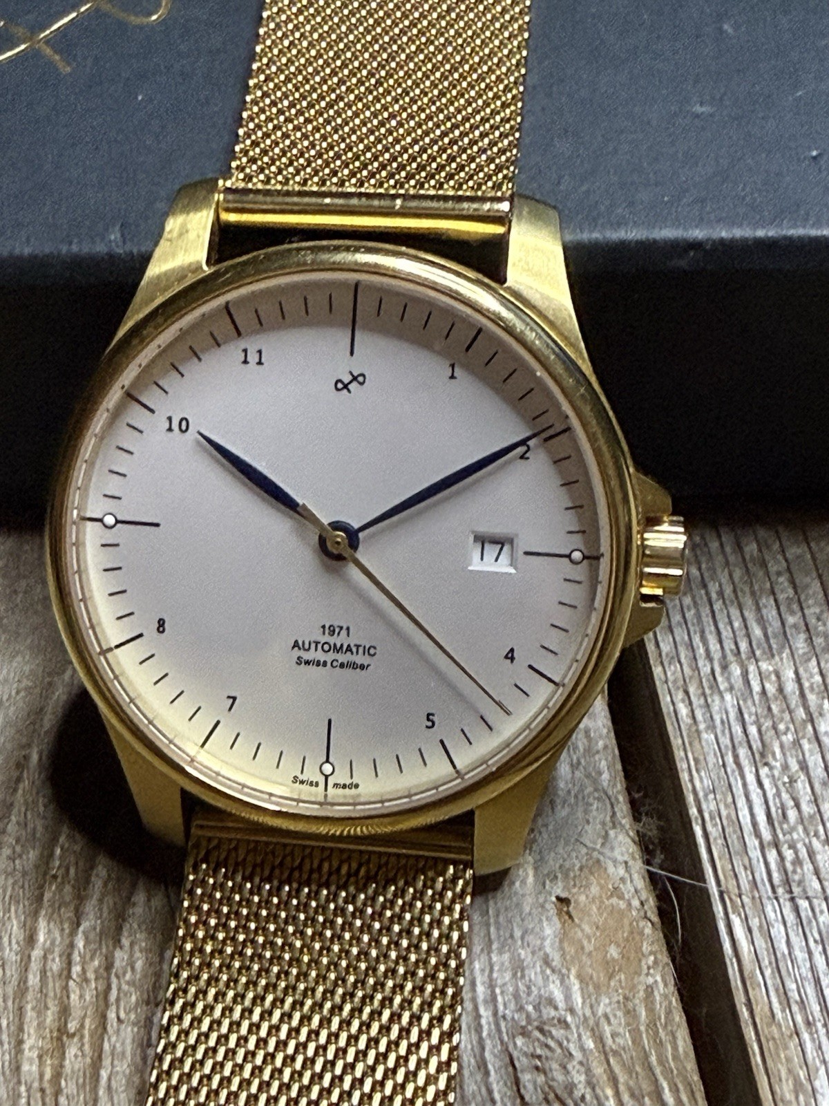About Vintage (AV88) Gold Tone 1971 Swiss Auto Wristbands 40mm Beautiful.
