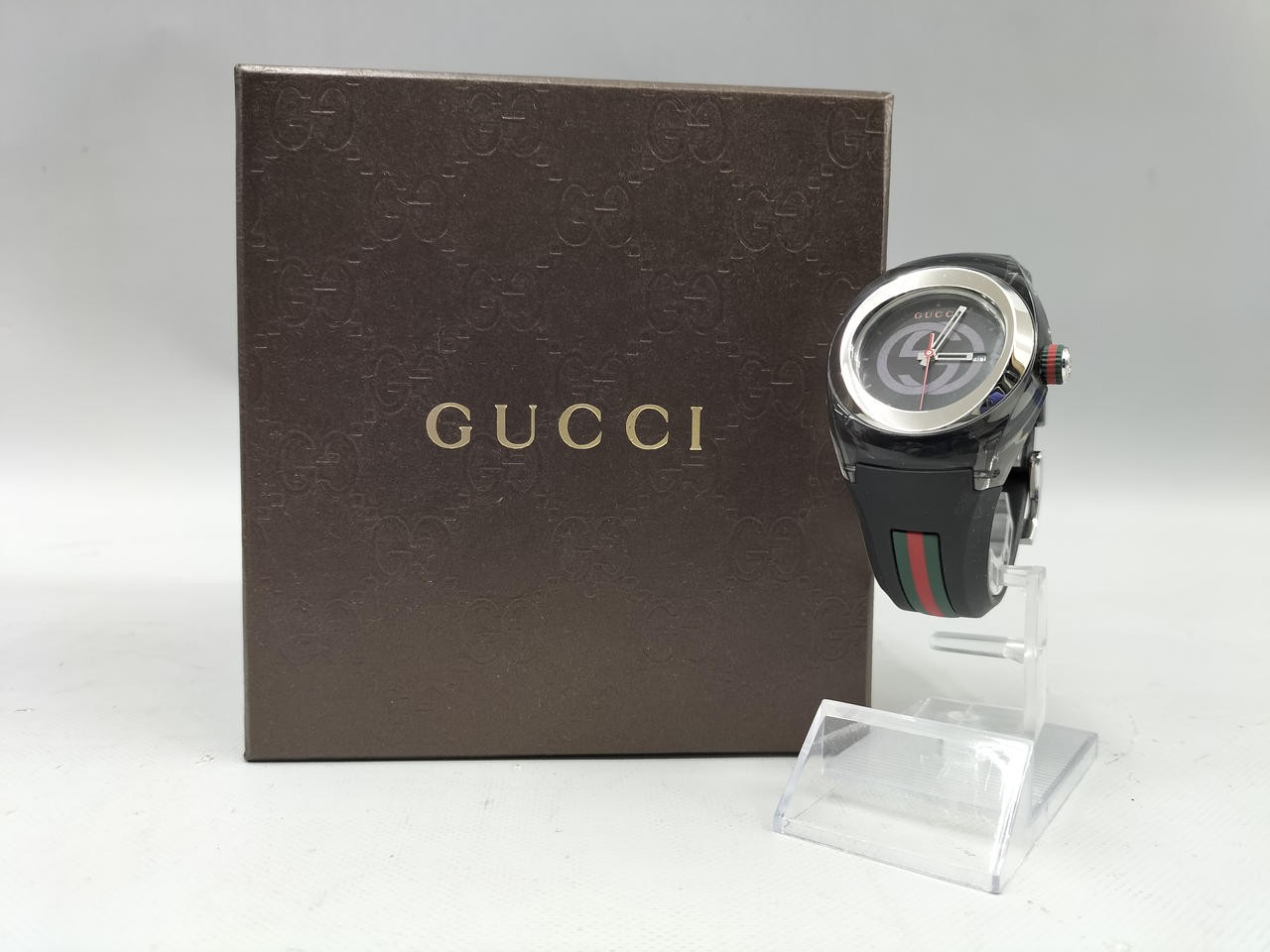 Quartz Analog Watch Model Number YA137301 GUCCI