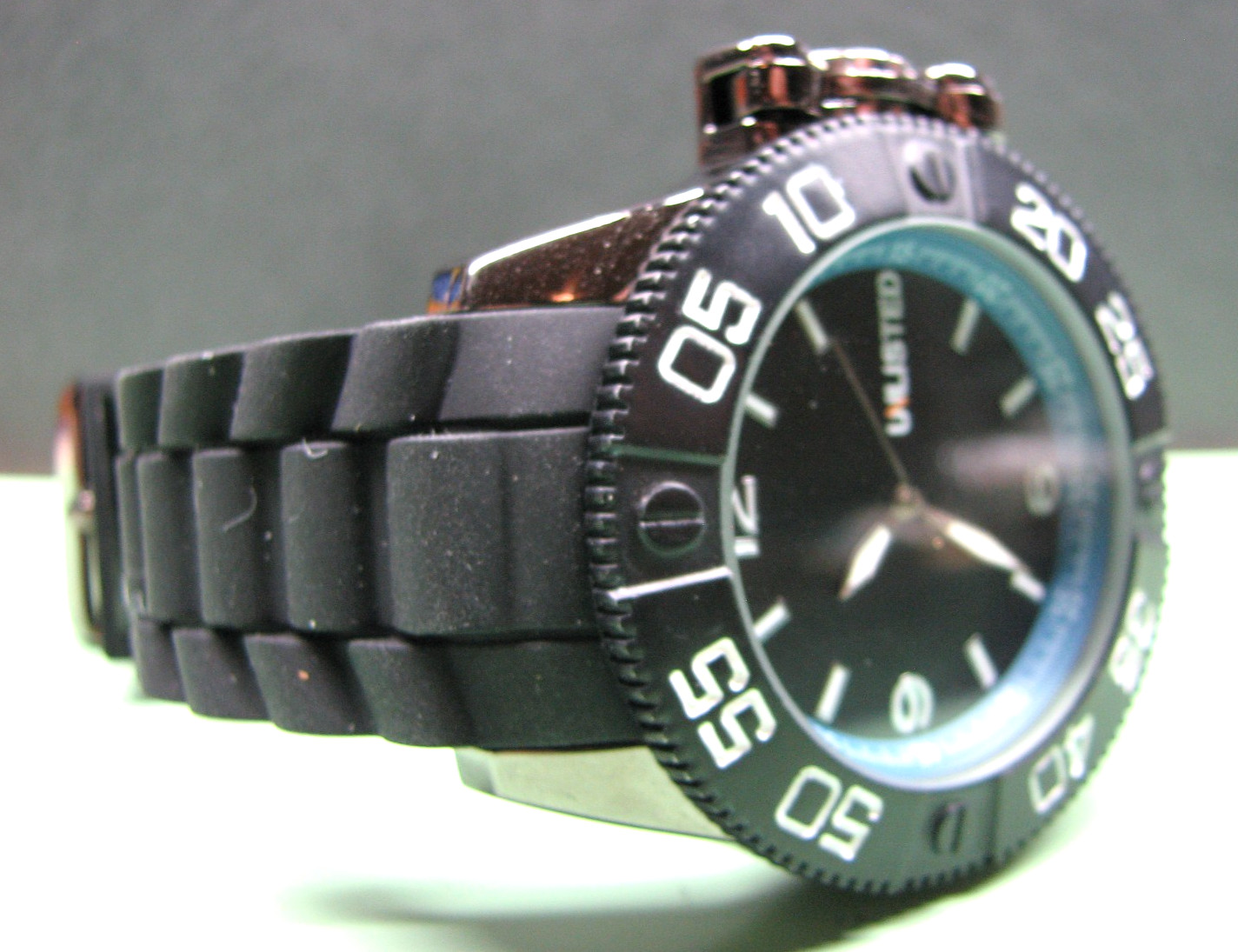 Unlisted Quartz Watch with Rubber Bracelet