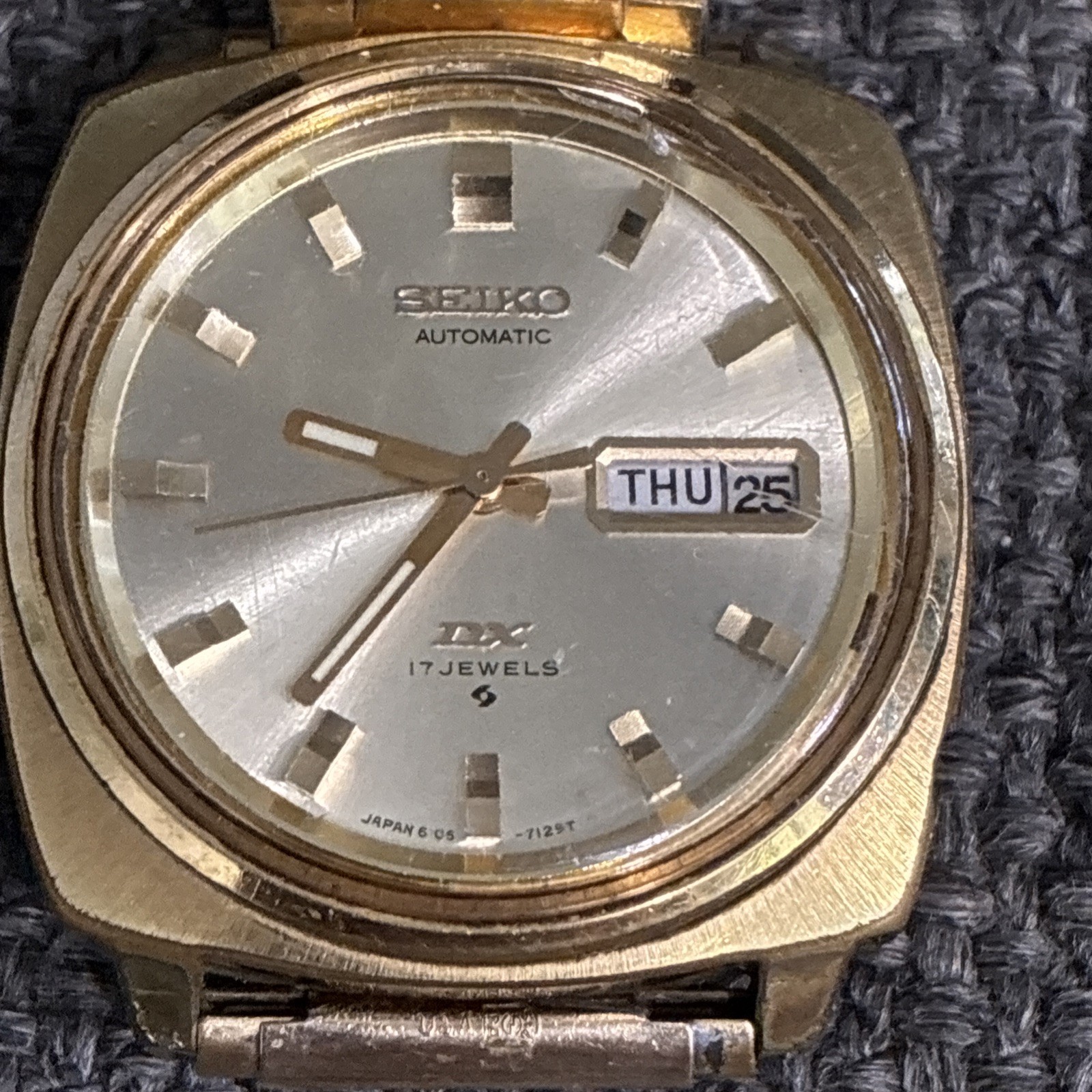 1970s MENS SEIKO DX 6106-7097 AUTOMATIC 17 JEWELS DAY DATE WATCH GOLD TONE
